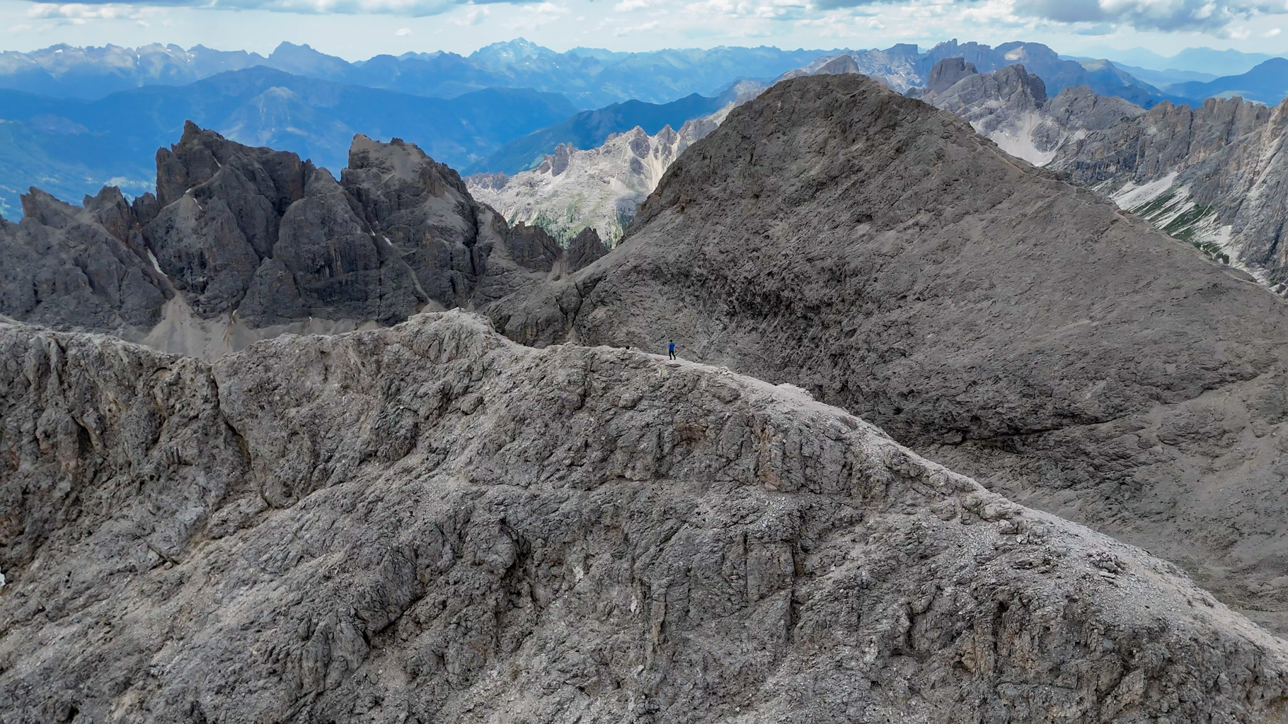 Z Cima di Larsec vidieť Cima Scalieret (2887 m) – menej známy vrchol, no veľmi atraktívny pre turistov.