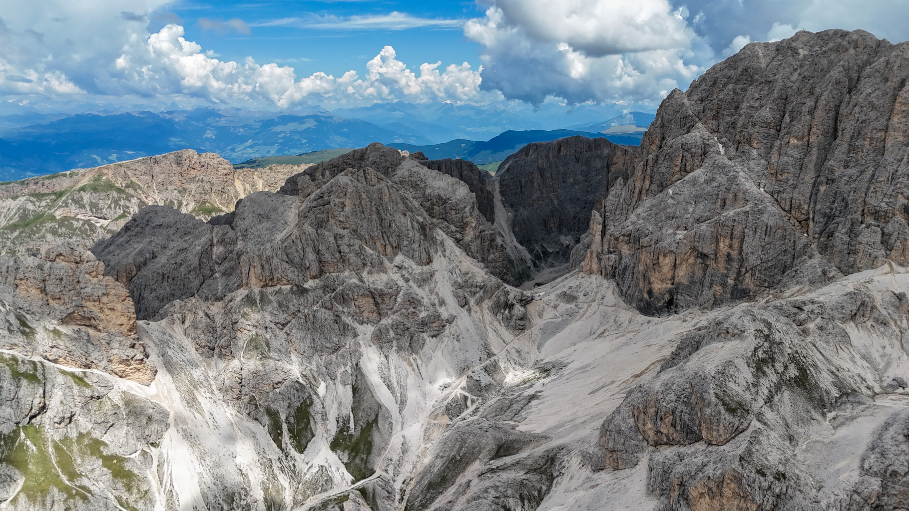 Pohľad na priesmyk Passo Principe (2601 m) a serpentíny vedúce k nemu. Tento horský priechod je významný uzol turistických trás v masíve Catinaccio.