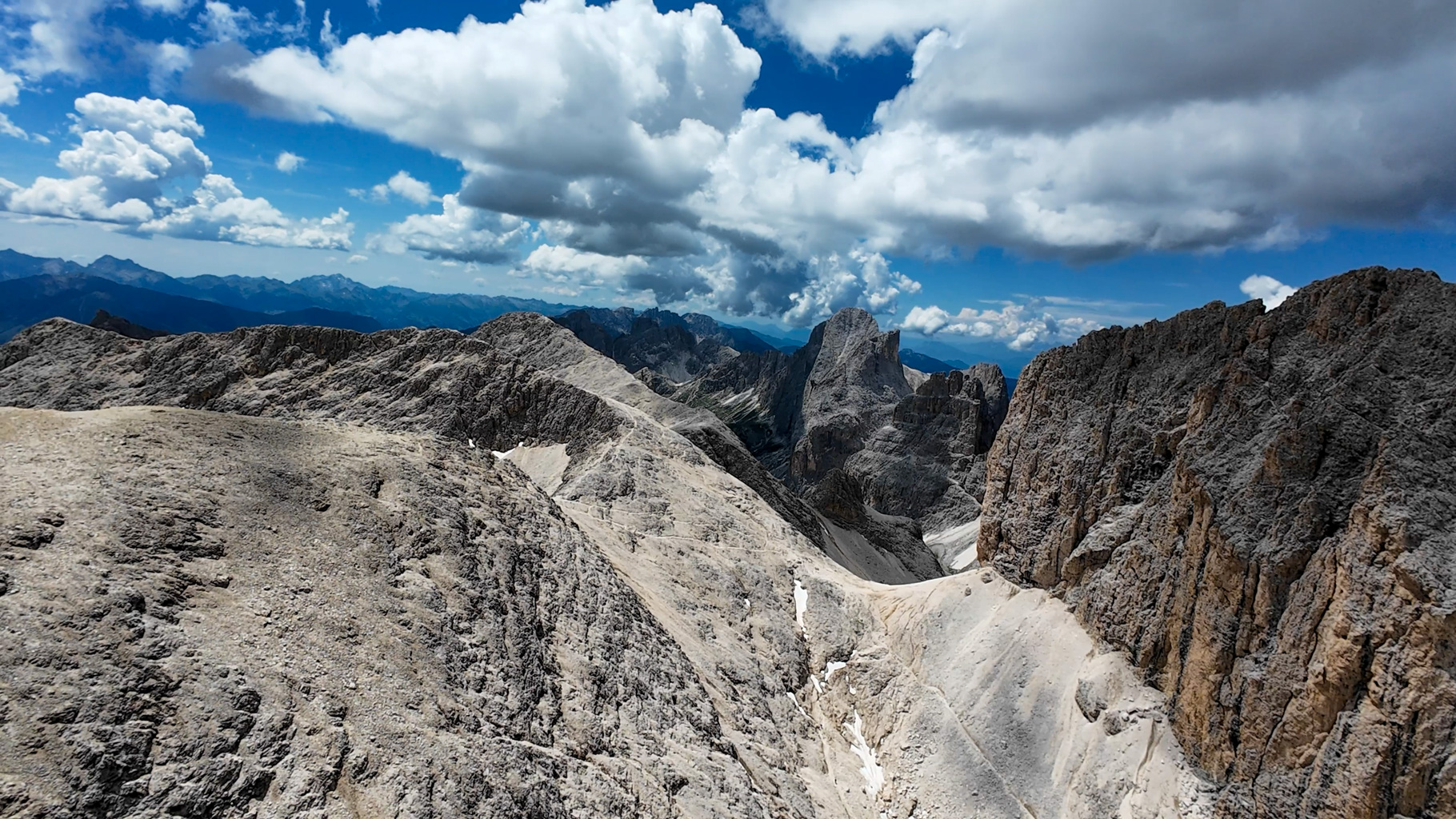 Pohľad na Passo Antermoia (2770 m), odkiaľ začína výstup na Cima di Larsec a Cima di Laussa. Toto sedlo je často využívané pri trekoch v centrálnej časti Dolomitov.