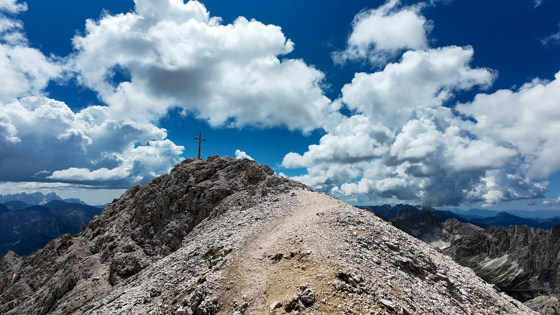 Vrchol Cima di Scalieret (2887 m), ktorý leží neďaleko Cima di Larsec. Oba vrcholy tvoria výraznú časť hrebeňa Larsec s ostrými skalnými líniami.