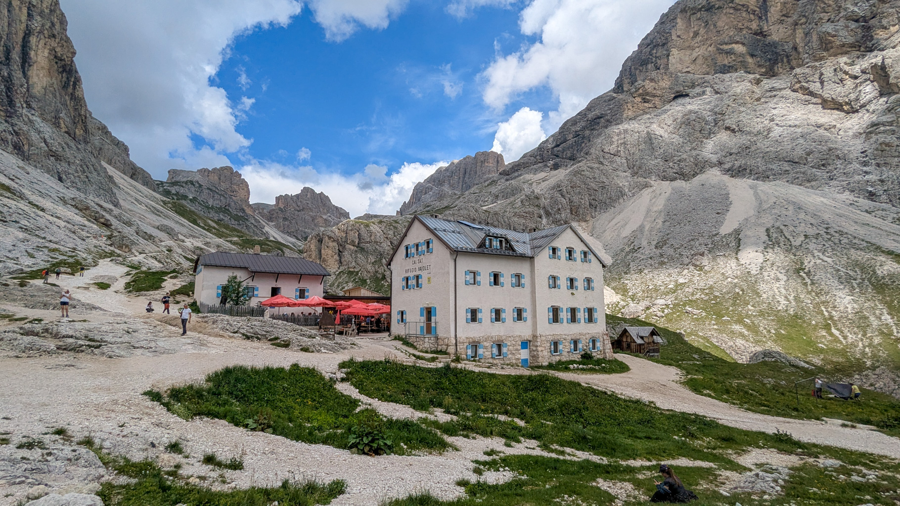Rifugio Vajolet – legendárna chata pod Torri del Vajolet. Už v 19. storočí sem prichádzali prvopriechodcovia dolomitských stien.