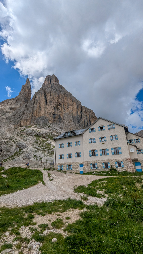 Rifugio Vajolet s panorámou slávnych veží Torri del Vajolet, ktoré patria medzi ikonické symboly Dolomitov.