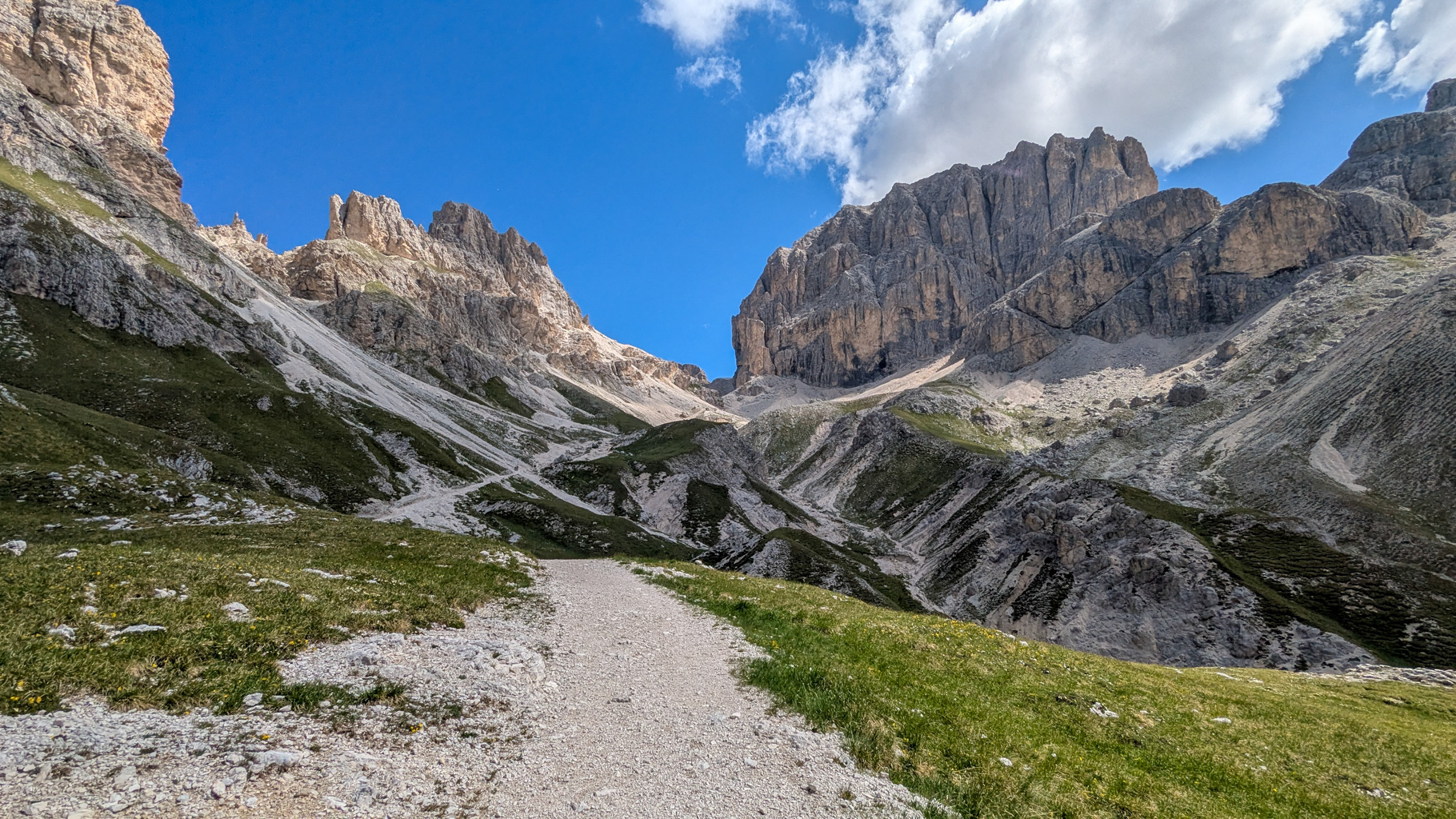 Cesta od Rifugio Vajolet k Passo Principe – horský chodník, ktorý využívali aj prví horolezci pri výstupe na Kesselkogel (3004 m).