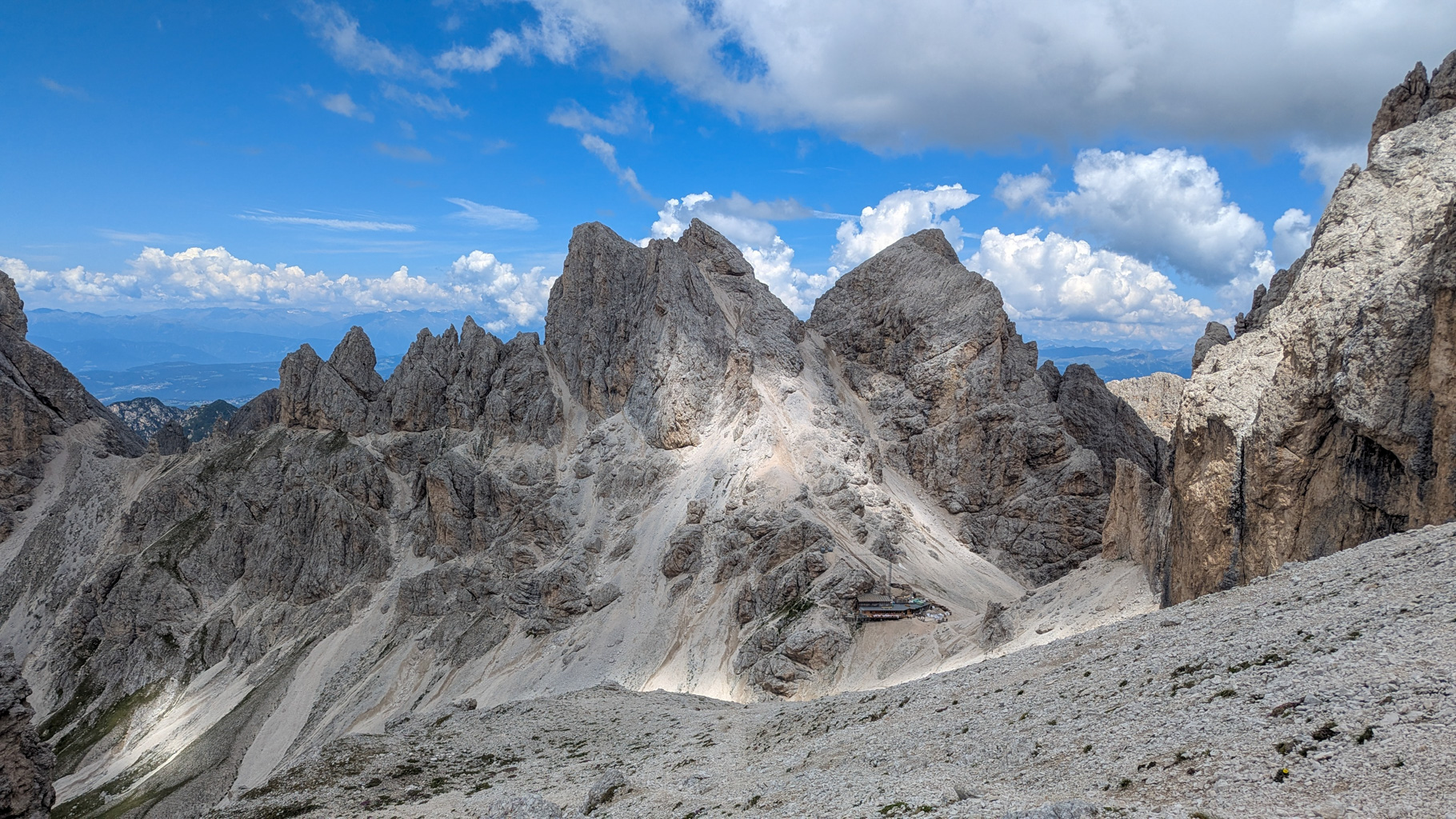 Passo Principe (2601 m) – strategické miesto, kde sa stretávajú turistické trasy a začínajú výstupy na okolité štíty.