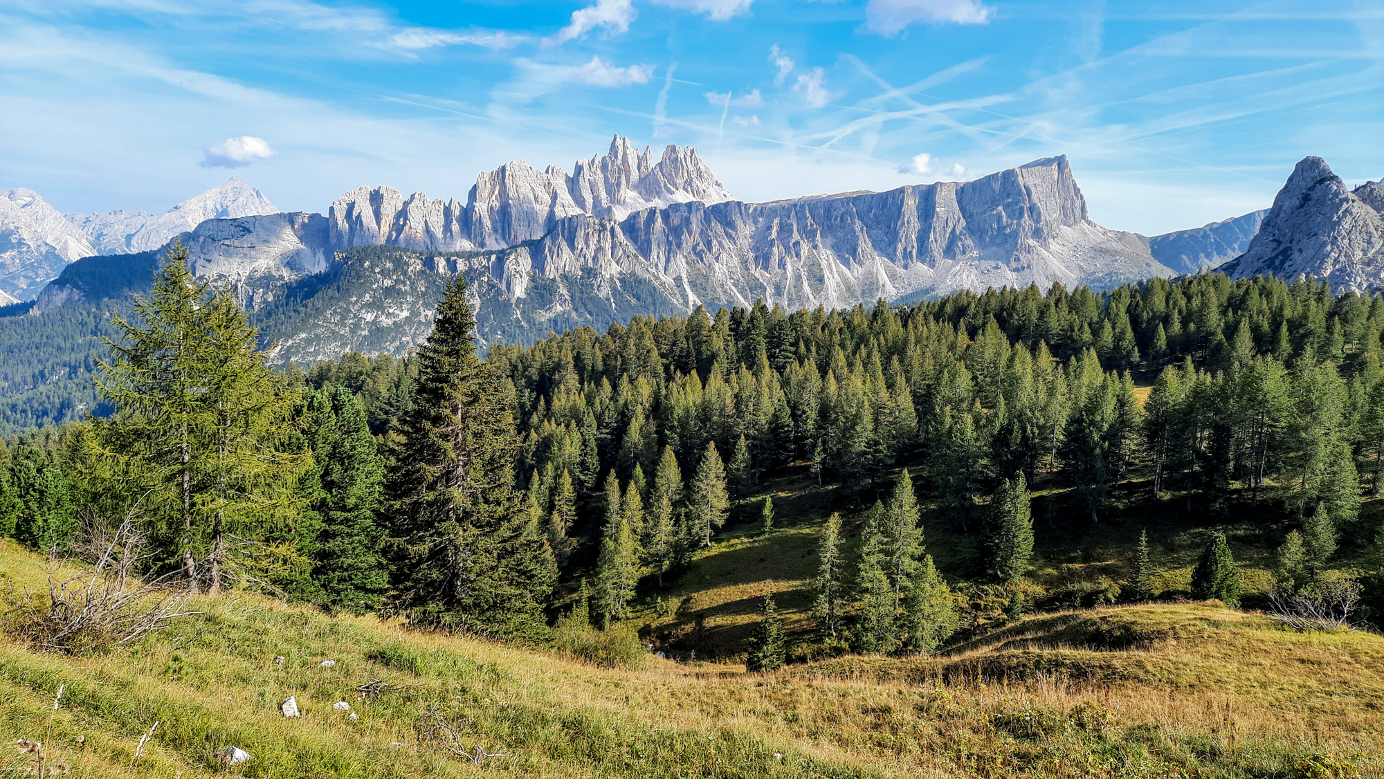 Pri stúpaní k Cinque Torri sa objavujú nádherné výhľady, napríklad na vrch Cima Ambrizzola.