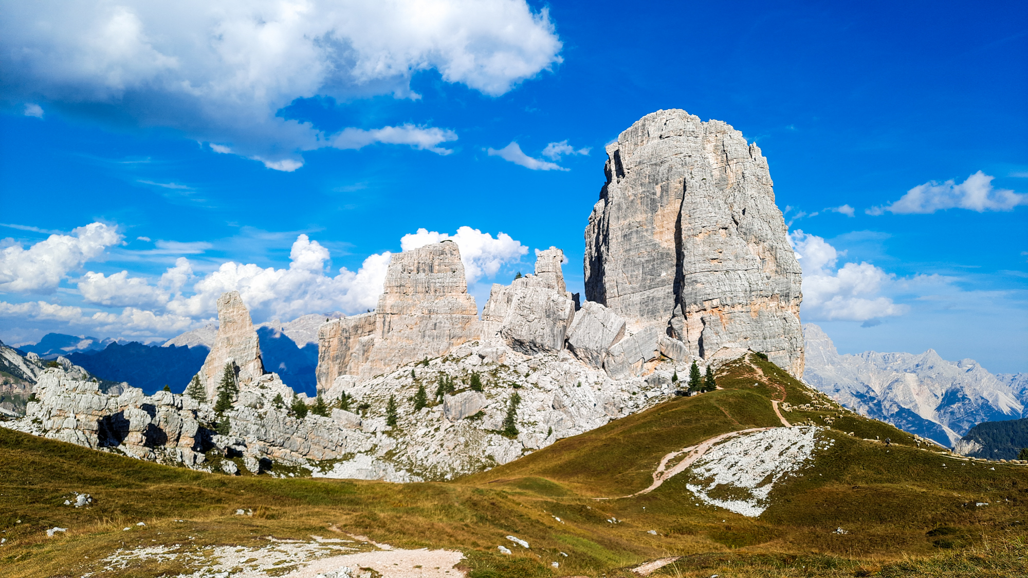 Pohľad na Cinque Torri od chaty Rifugio Scoiattoli.