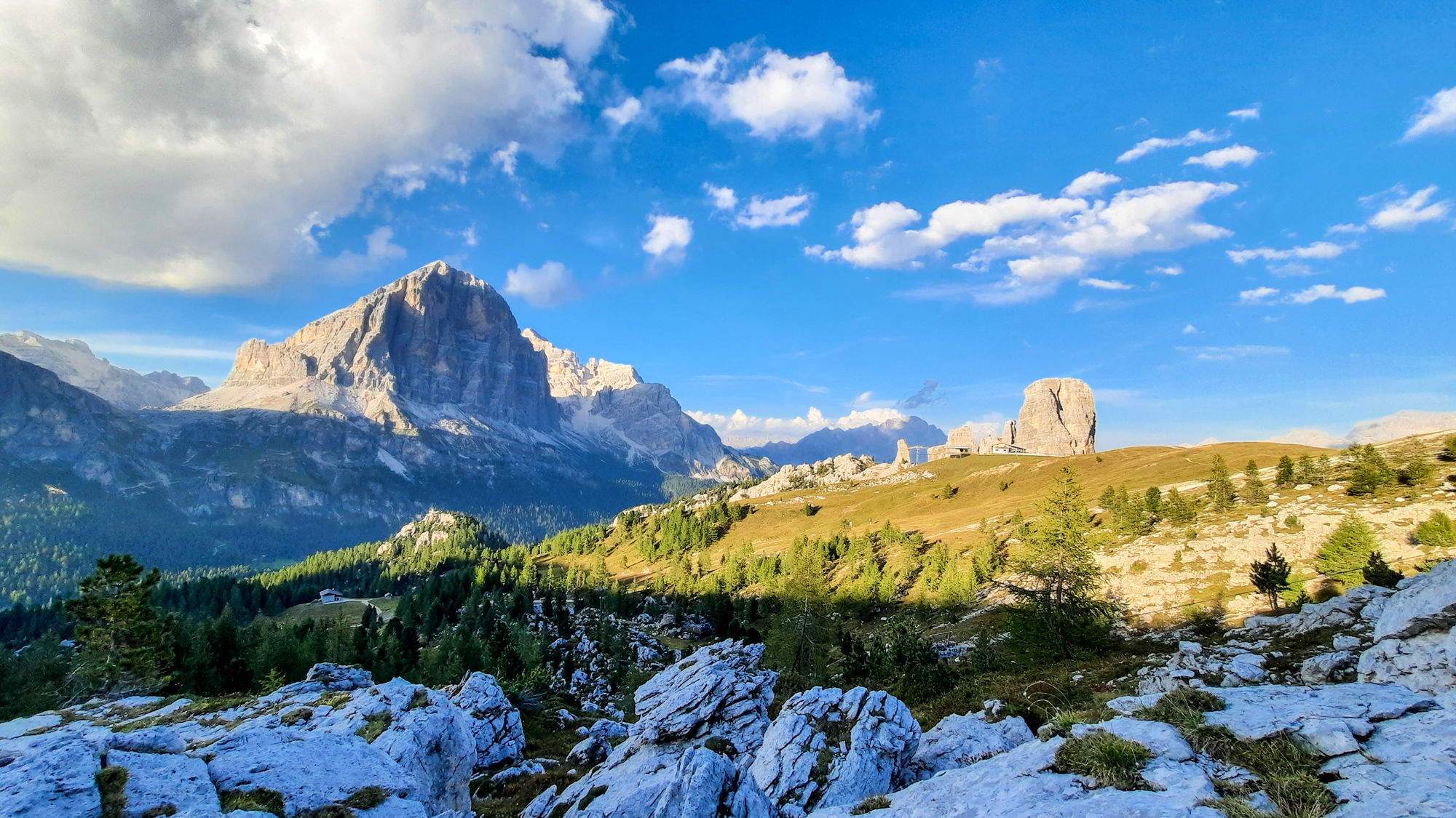 Na zostupovej ceste, pohľad na Cinque Torri a v pozadí majestátna Tofana di Rozes.