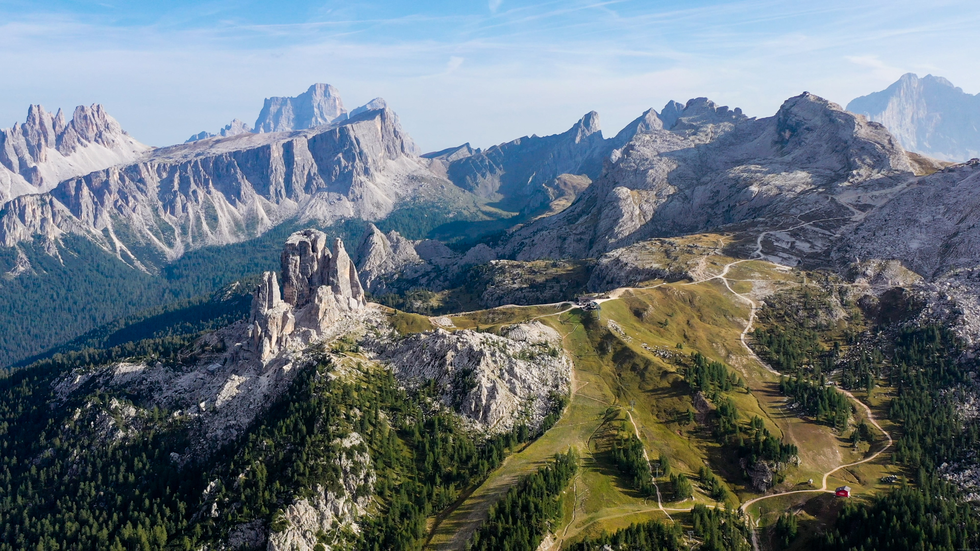 Cinque Torri a nádherné Dolomity, pohľad na juh.