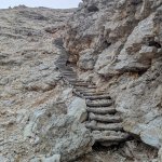 Foto 13: Strmý výstup s drevenými schodmi vinúci sa sutinou a skalami k vrcholu Col de la Pieres.