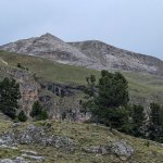 Foto 2: Vľavo na hrebeni horská chata Rifugio Stevia, nad ňou vrchol Col de la Pieres s vrcholovým krížom, cieľ dnešného výstupu.