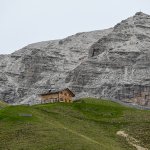 Foto 3: Chata Rifugio Stevia (2312 m) pod mohutným vápencovým masívom Col de la Pieres s vrcholovým krížom.