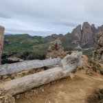 Foto 8: Drevená lavica s vyrezaným názvom sedla Piza (Piza Scharte, 2491 m), v pozadí Seceda a veže Fermeda.