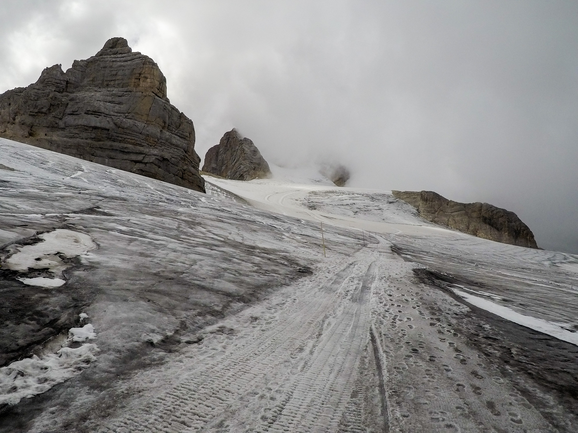 Dirndl, Hoher a Kleiner Dachstein v oblakoch.