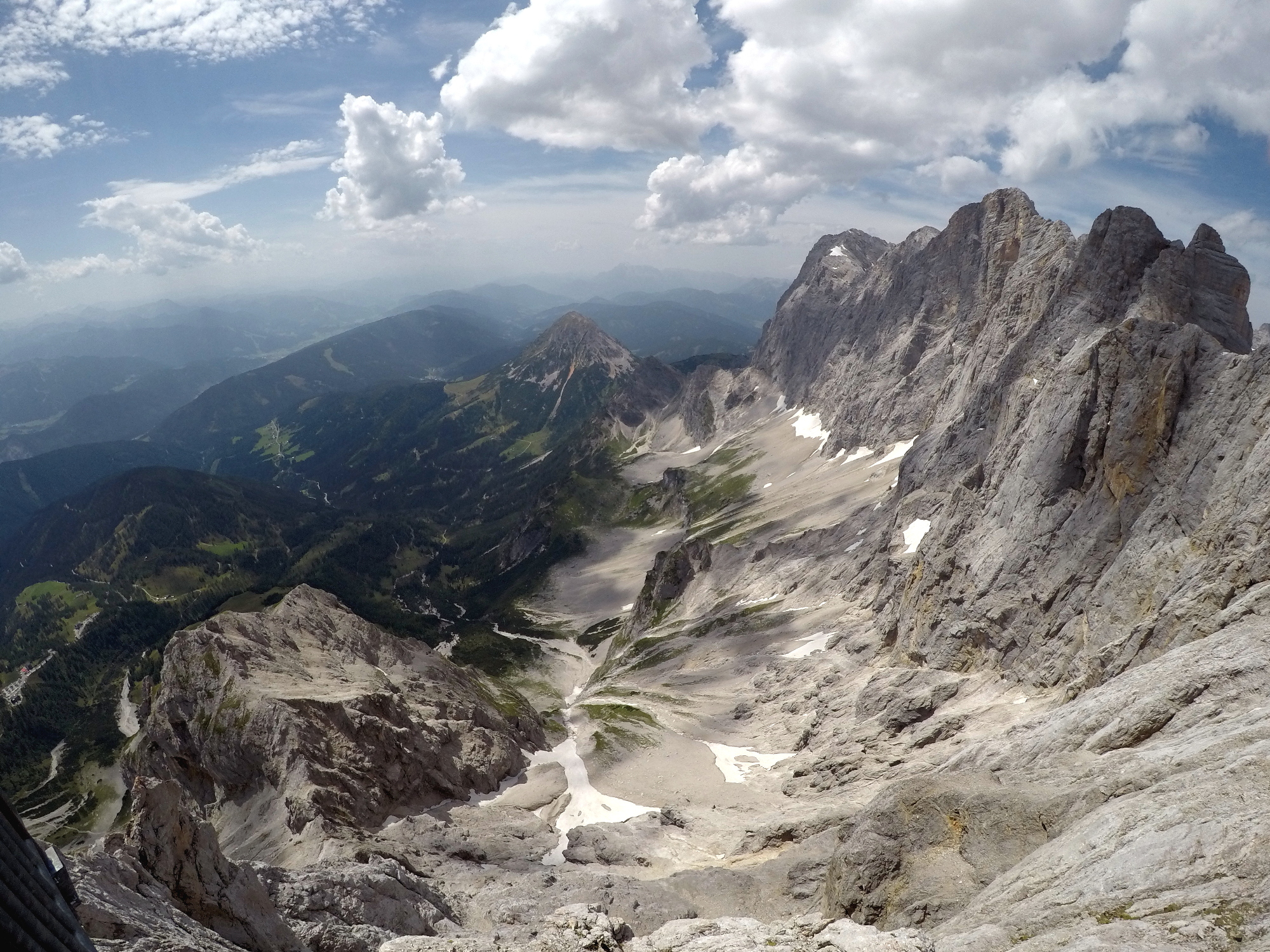 Pohorie Dachstein, južná strana vrchov, pohľad z vrchu Hunerkogel