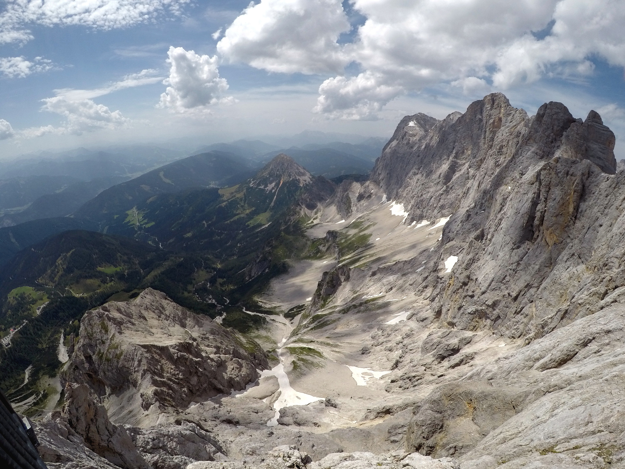 Pohorie Dachstein, južná strana vrchov, pohľad z vrchu Hunerkogel