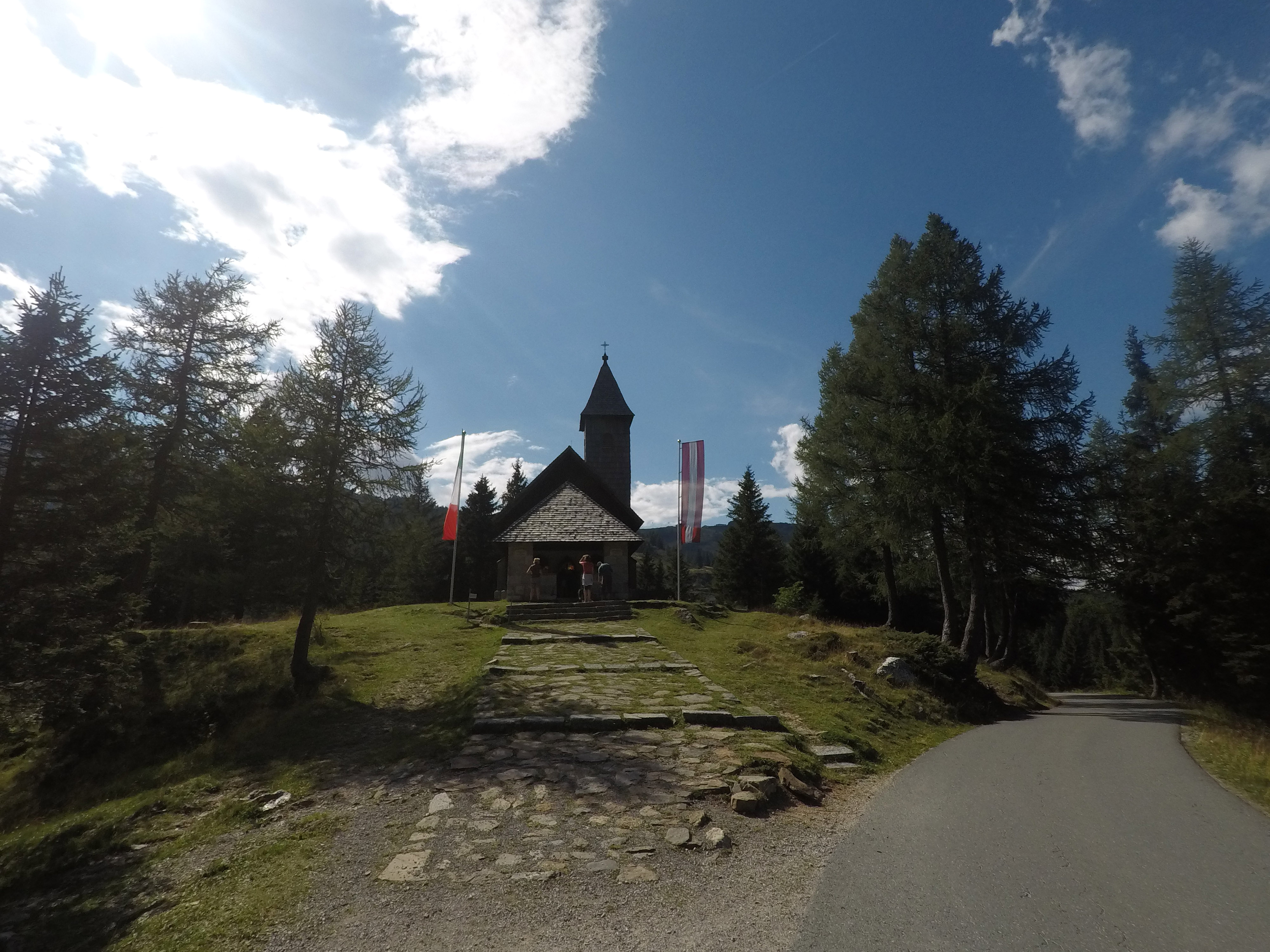 Cestou k ferrate sa nachadza kostolík na rakúsko-talianskej hranici