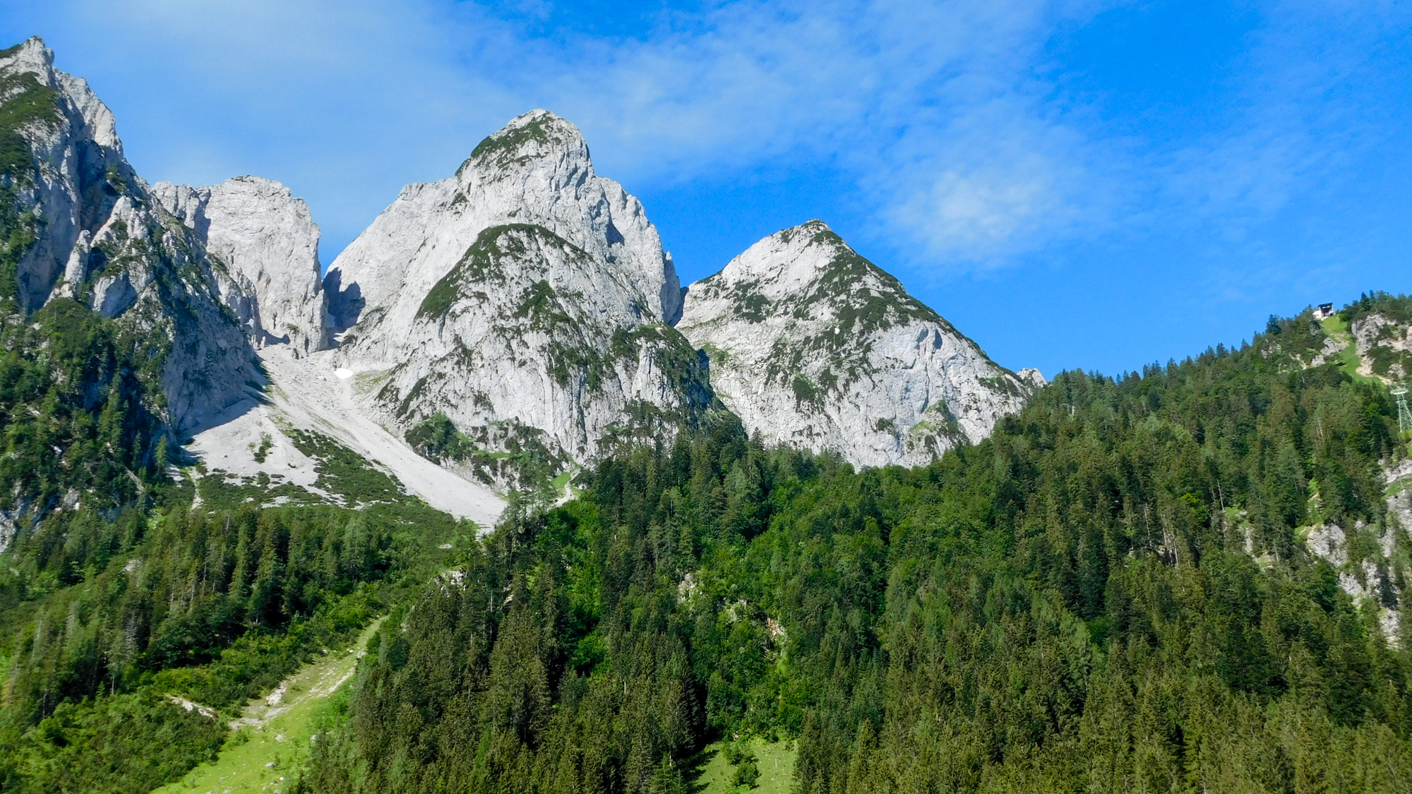 Pohľad na Großer Donnerkogel od jazera Gosausee.