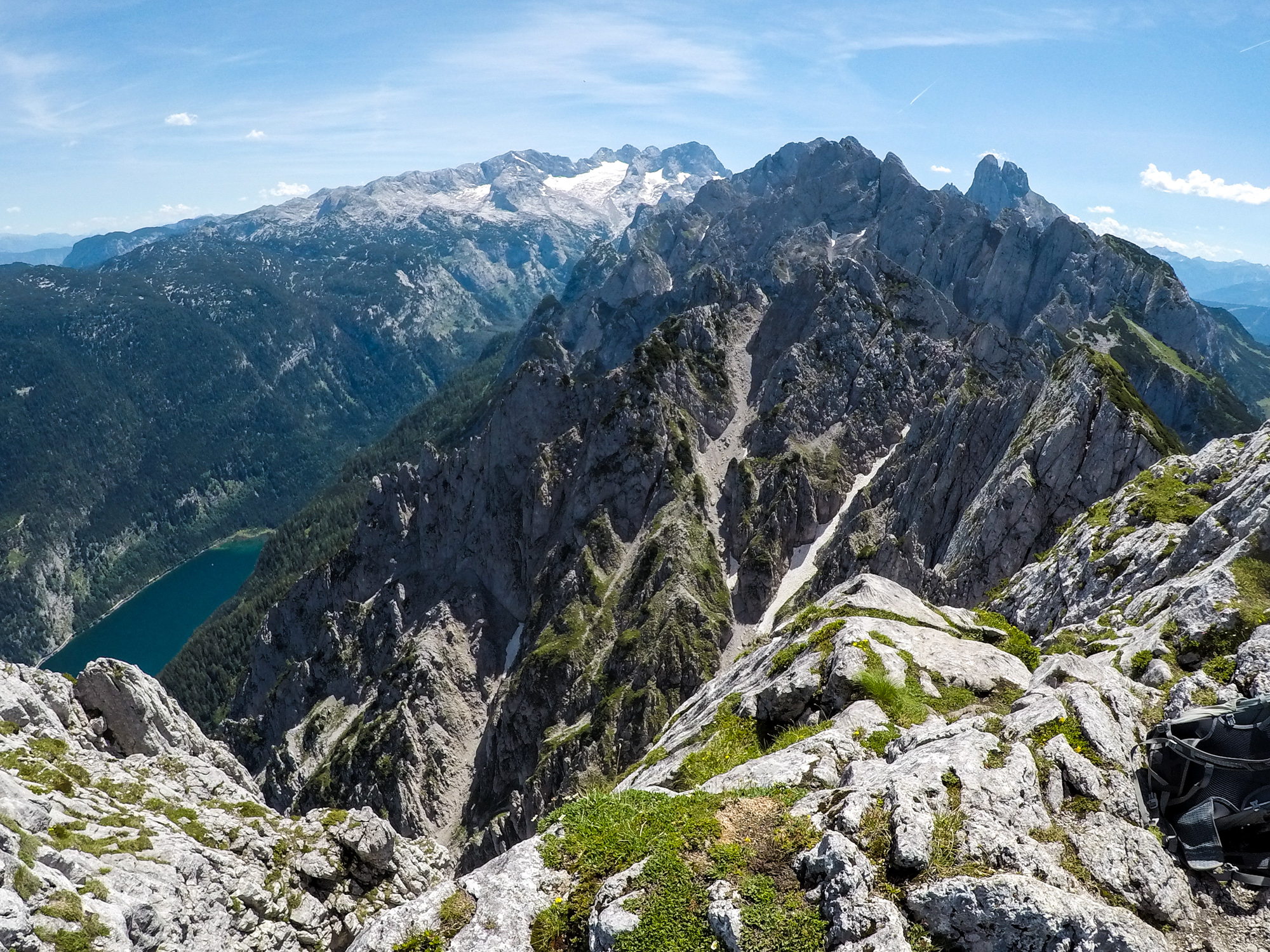 Výhľad z Donnerkogelu na pohorie Dachstein.