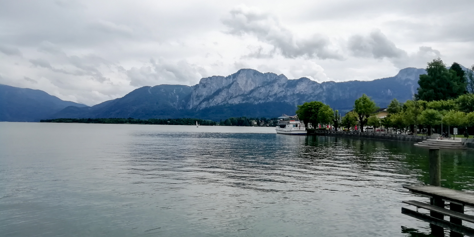 Pohľad na Drachenwand z mestečka Mondsee.