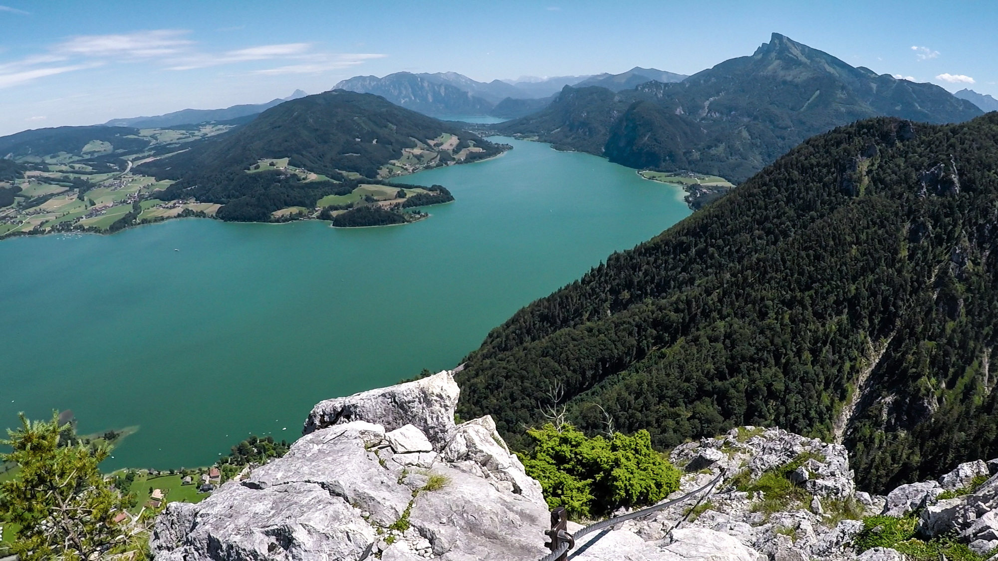 Tesne pred vrcholom sa naskytne pohľad na jazero Mondsee a vrch Schafberg.