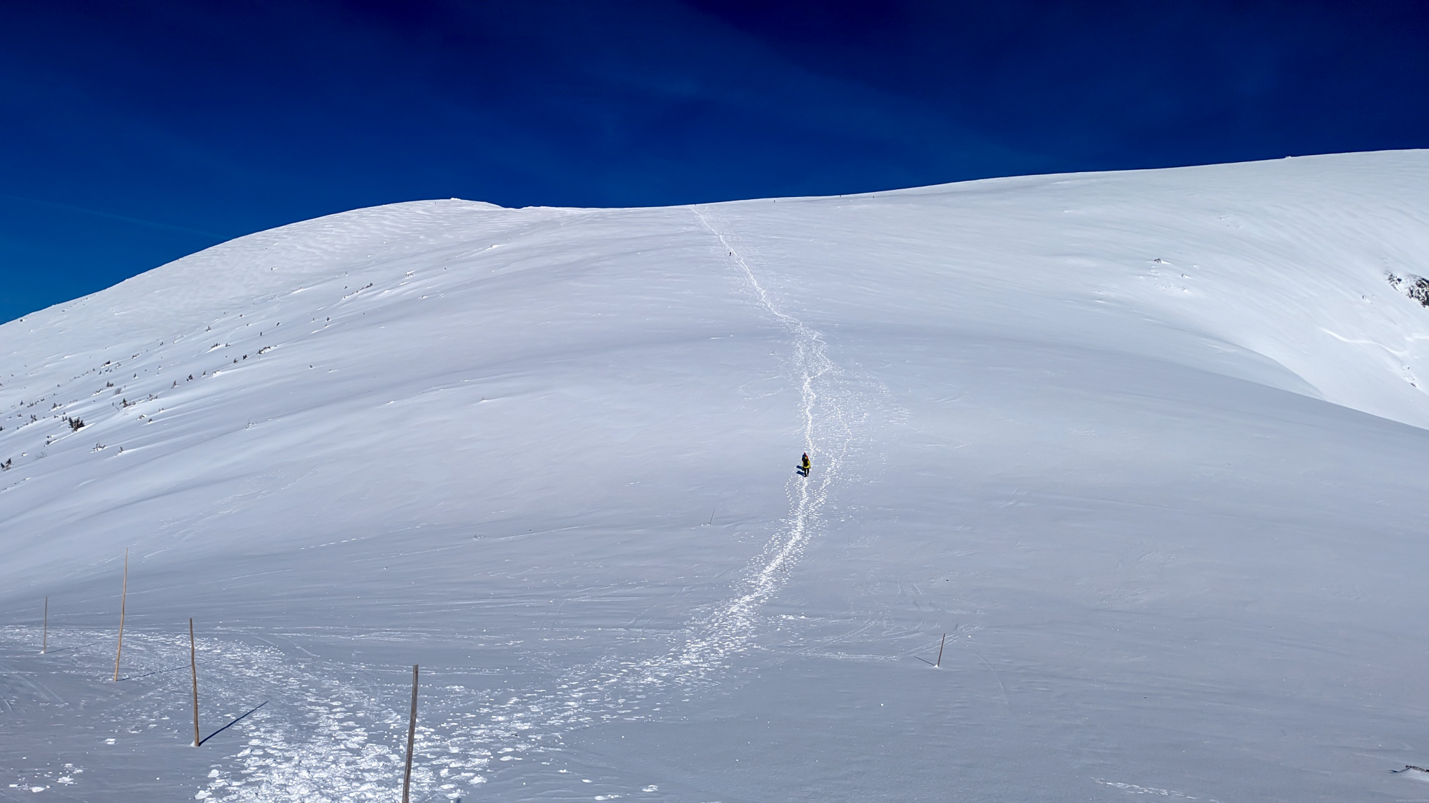 Zimná výstupová cesta od chaty na vrchol.