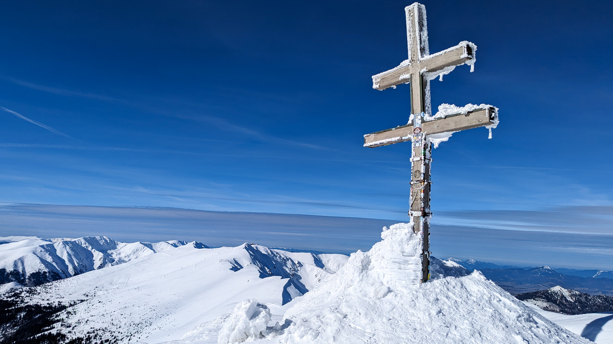 Vrchol Ďumbra (2043 m), v pozadí Chopok.