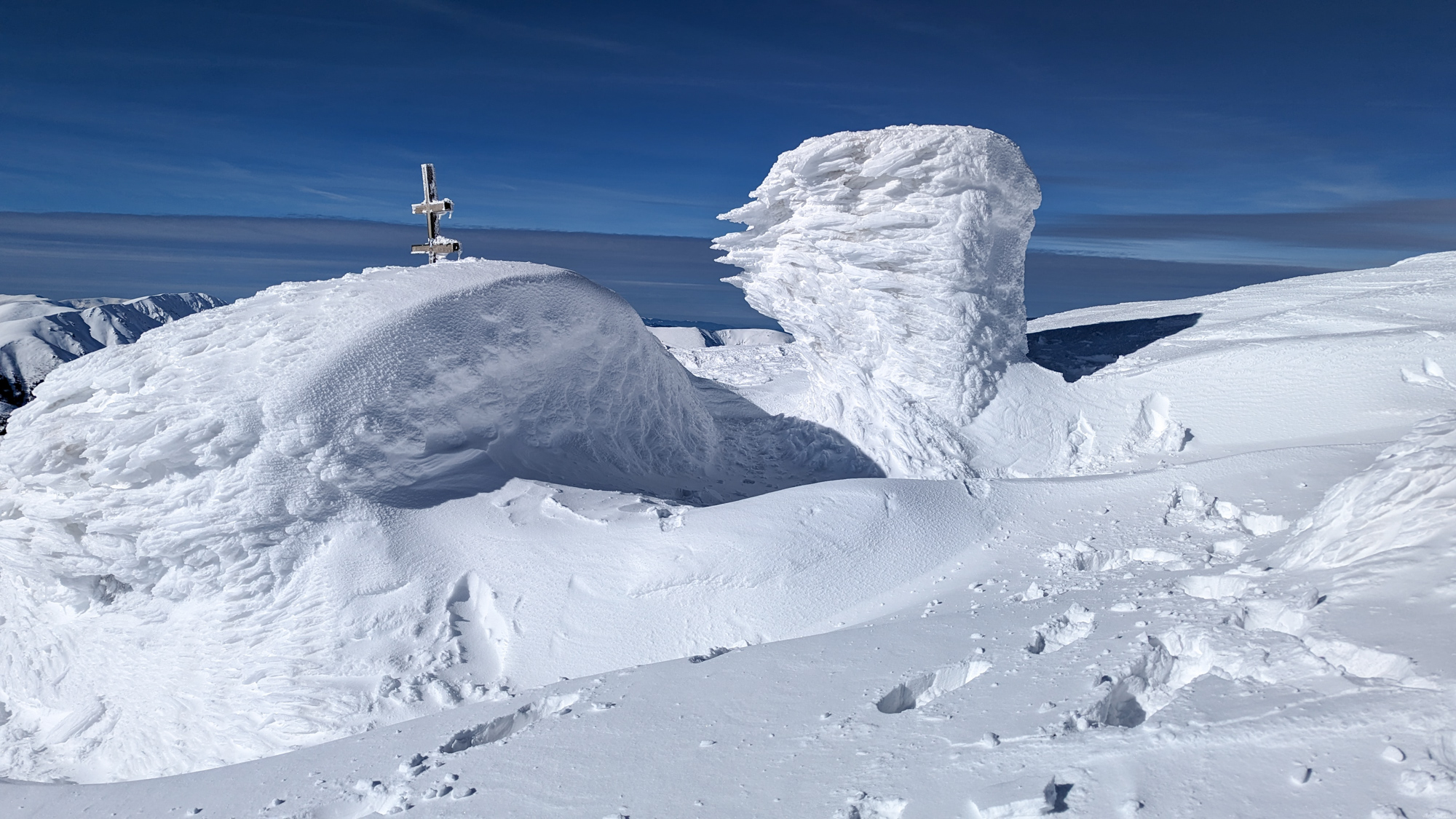 Naviaty sneh na najvyššom vrchole Nízkych Tatier.