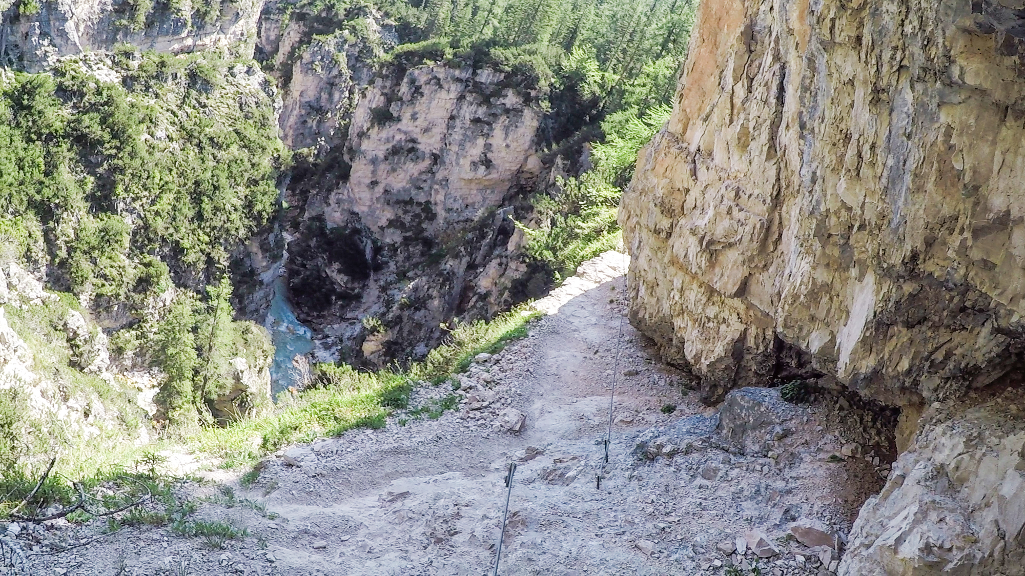 Časť zaistenej cesty nad kaňonom.