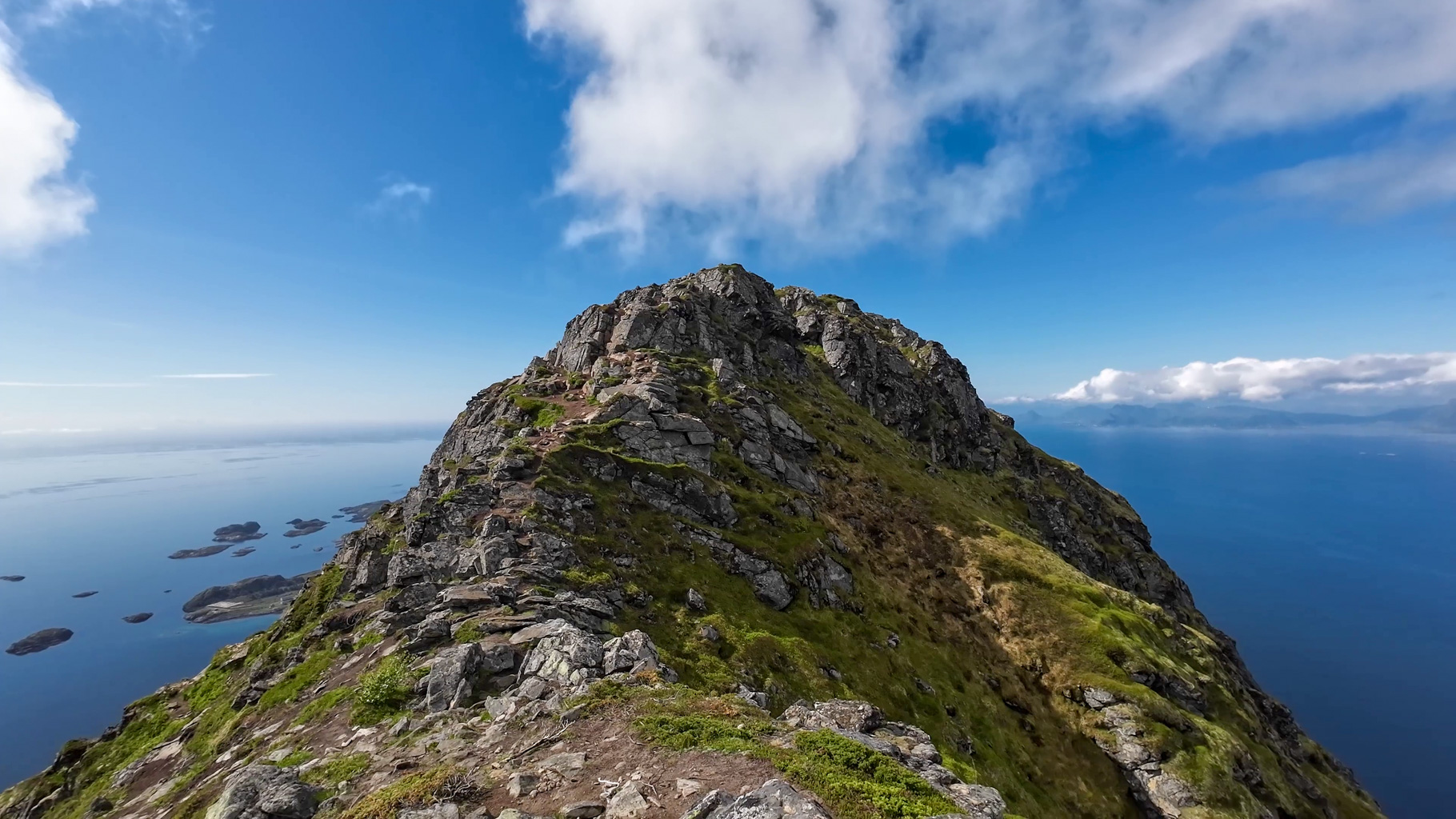 Záverečný hrebeň na vrchol Festvågtindu, ktorý dosahuje výšku 541 m n. m.