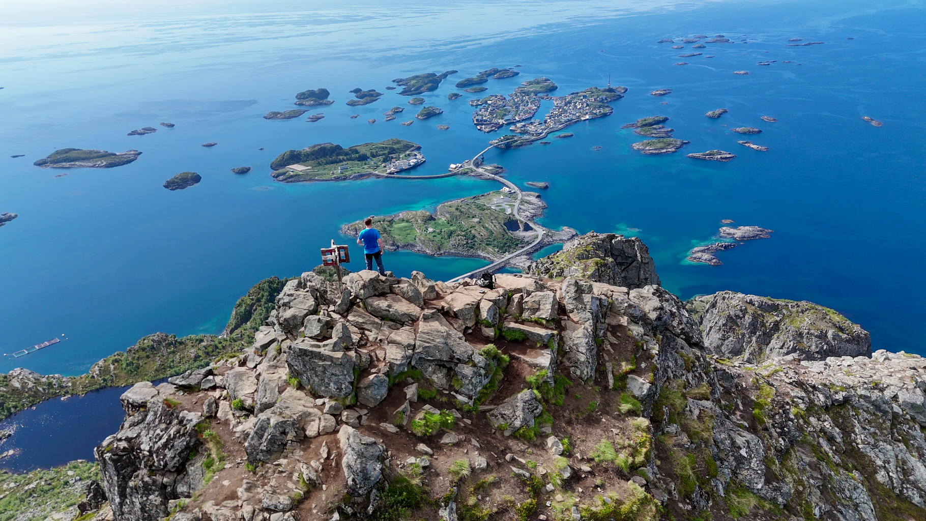 Vrcholová panoráma z Festvågtindu s výhľadom na Henningsvær a jeho mosty.
