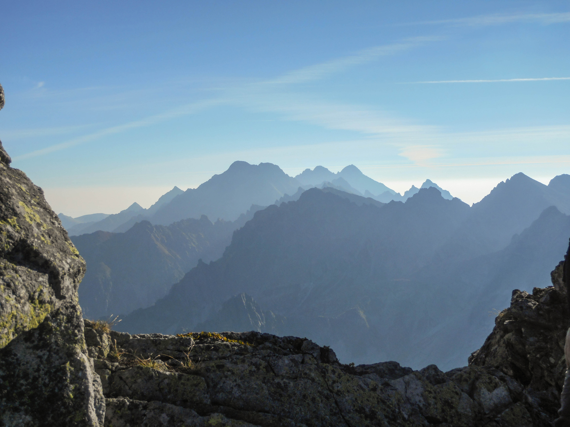 Pohľad na Vysoké Tatry zo sedla medzi Gánkom a Rumanovým štítom