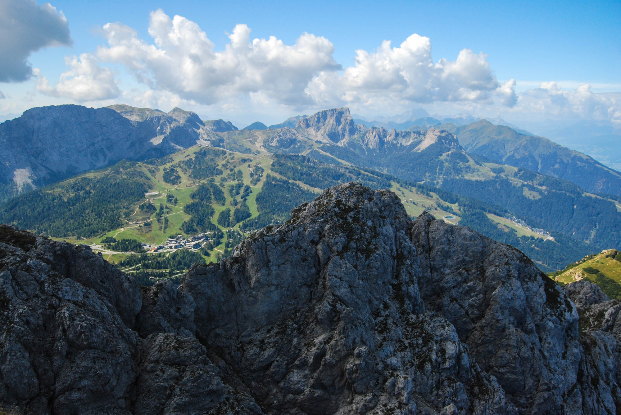 Pohľad z vrcholu na západ, vpravo Monte Cavallo / Rosskofel (2239 m), v strede Trogkofel (2280 m)