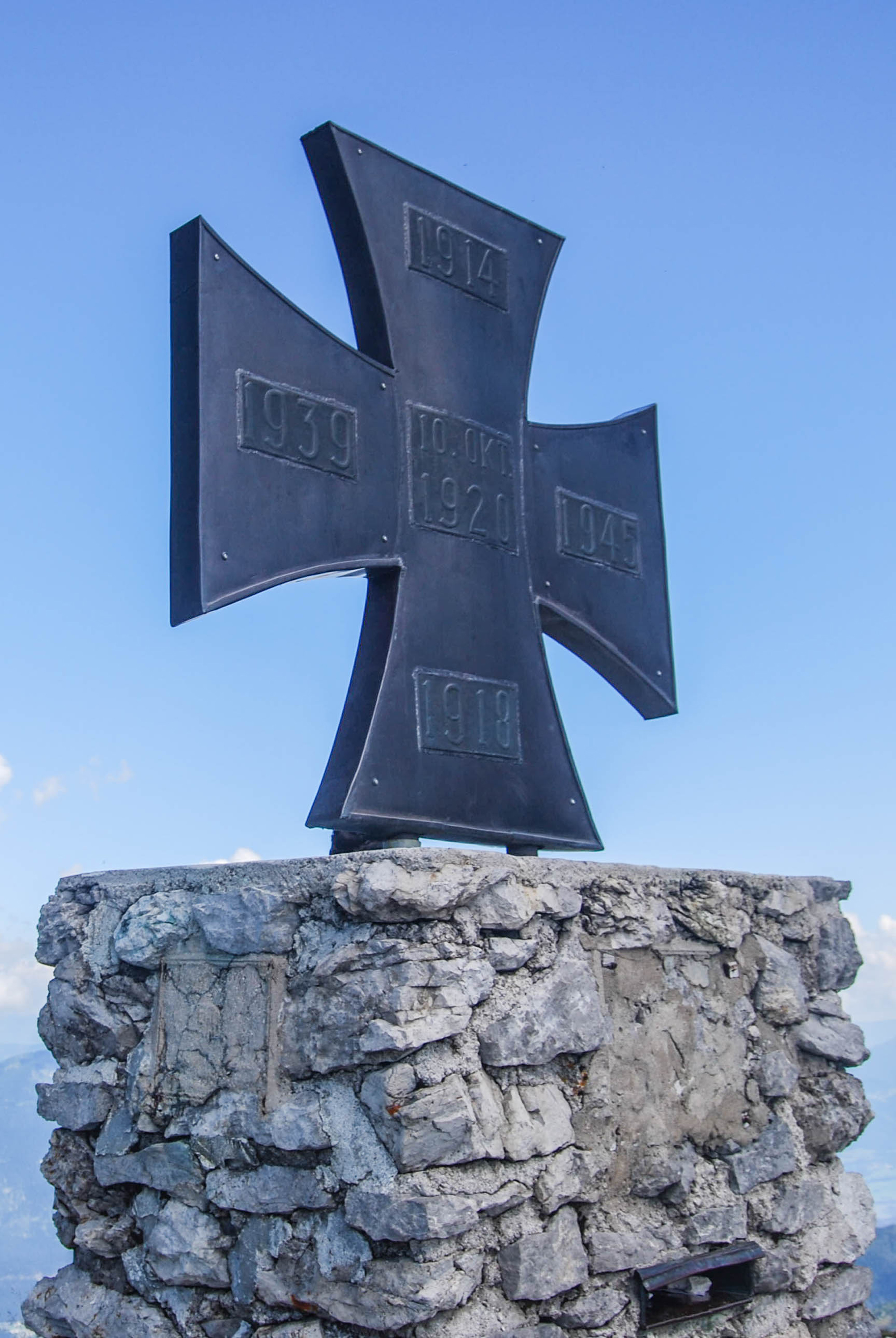Vrchol Gartnerkofel, kríž s rokmi 1914-1918 a 1939-1945