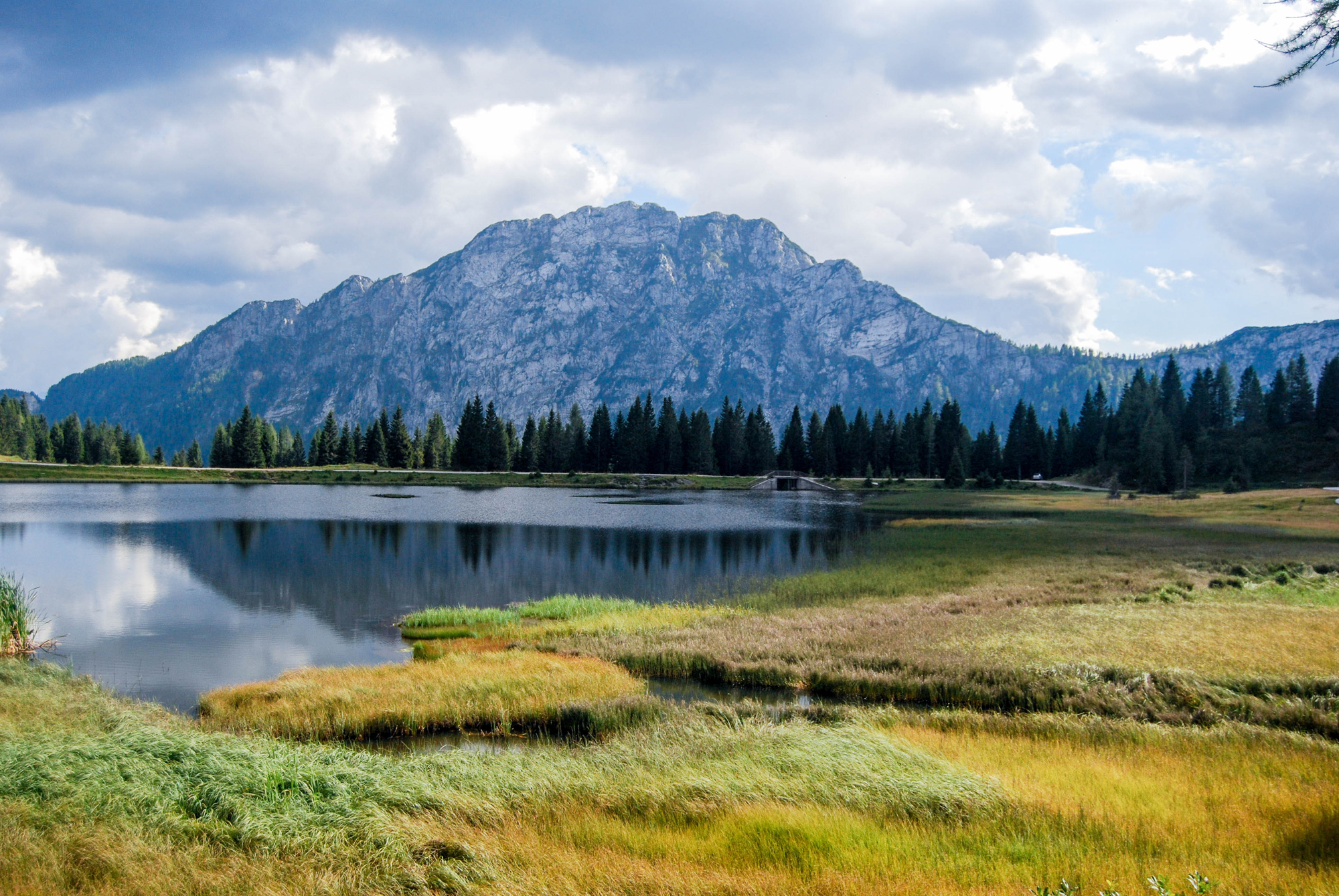 Jazero Lago del Pramollo, v pozadí Monte Malvuenc, pri zostupe na parkovisko vedľa rakúsko-talianskej hranice