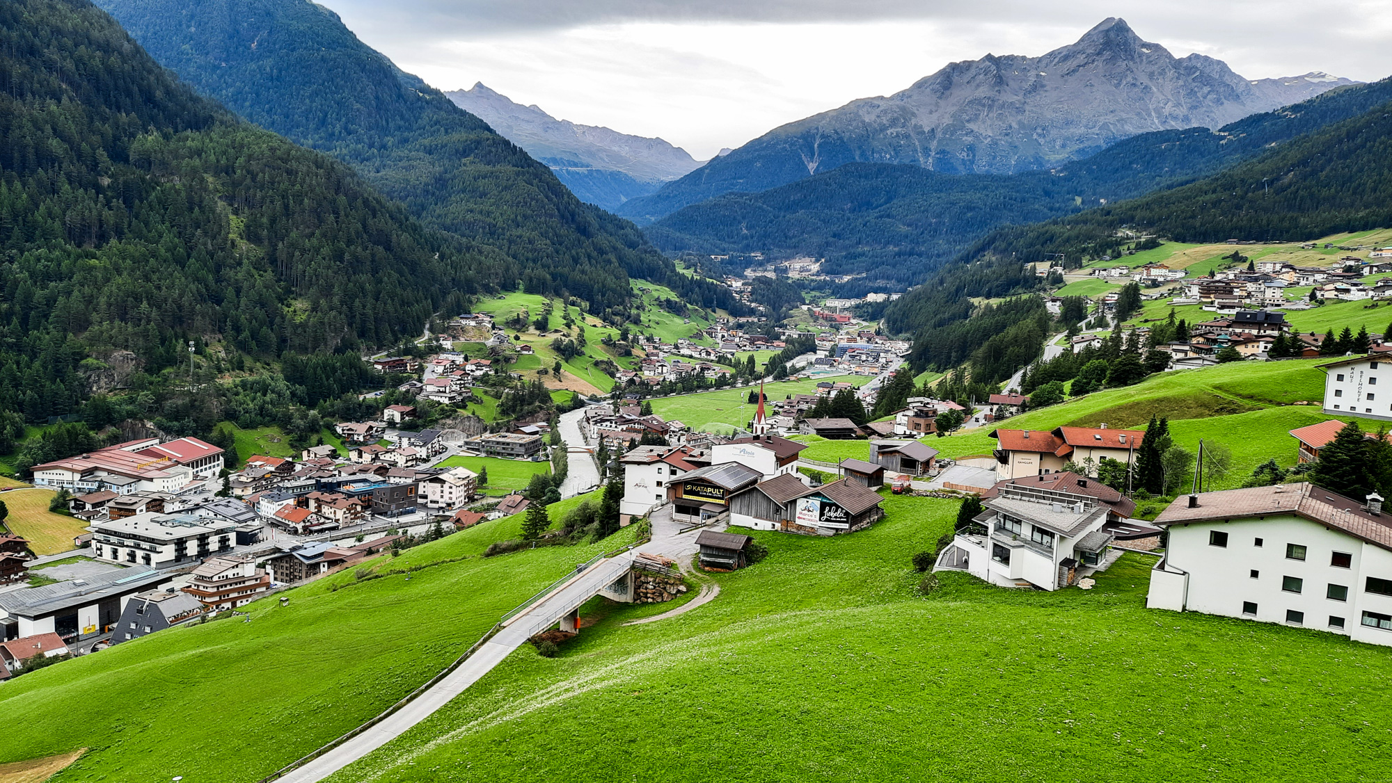 Pohľad na Sölden, odkiaľ začína túra na Grieskogel. Je možné sa vyviesť lanovkou na stanicu Giggijoch alebo Rotkogl.