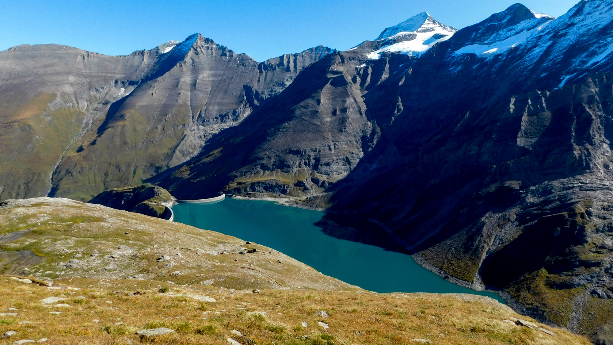 Výstup na Großer Grießkogel sa začína od vodnej nádrže Mooserboden.