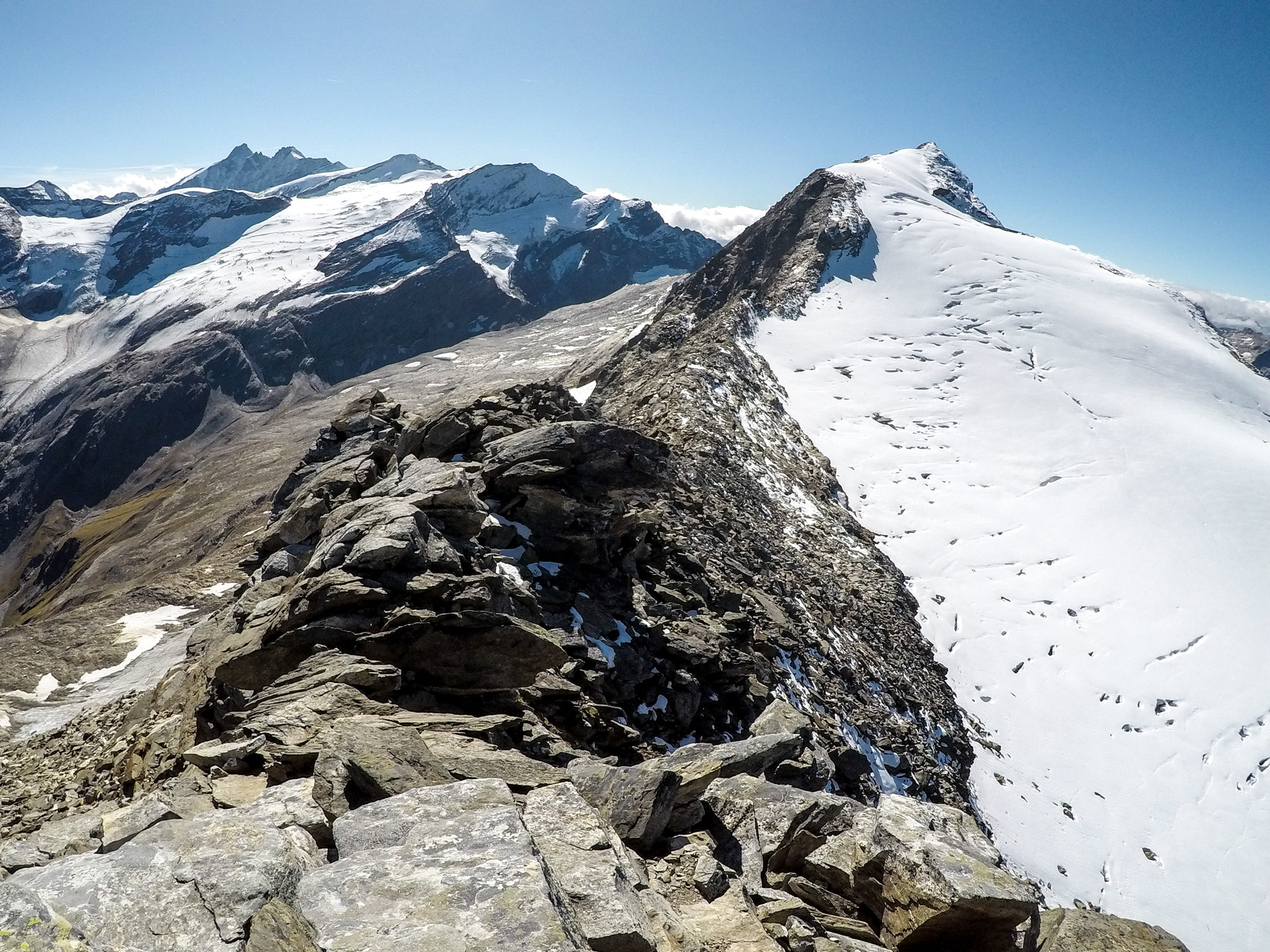 Pohľad z vrcholu Großer Grießkogel na juh, vrch Hocheiser a v pozadí Großglockner.