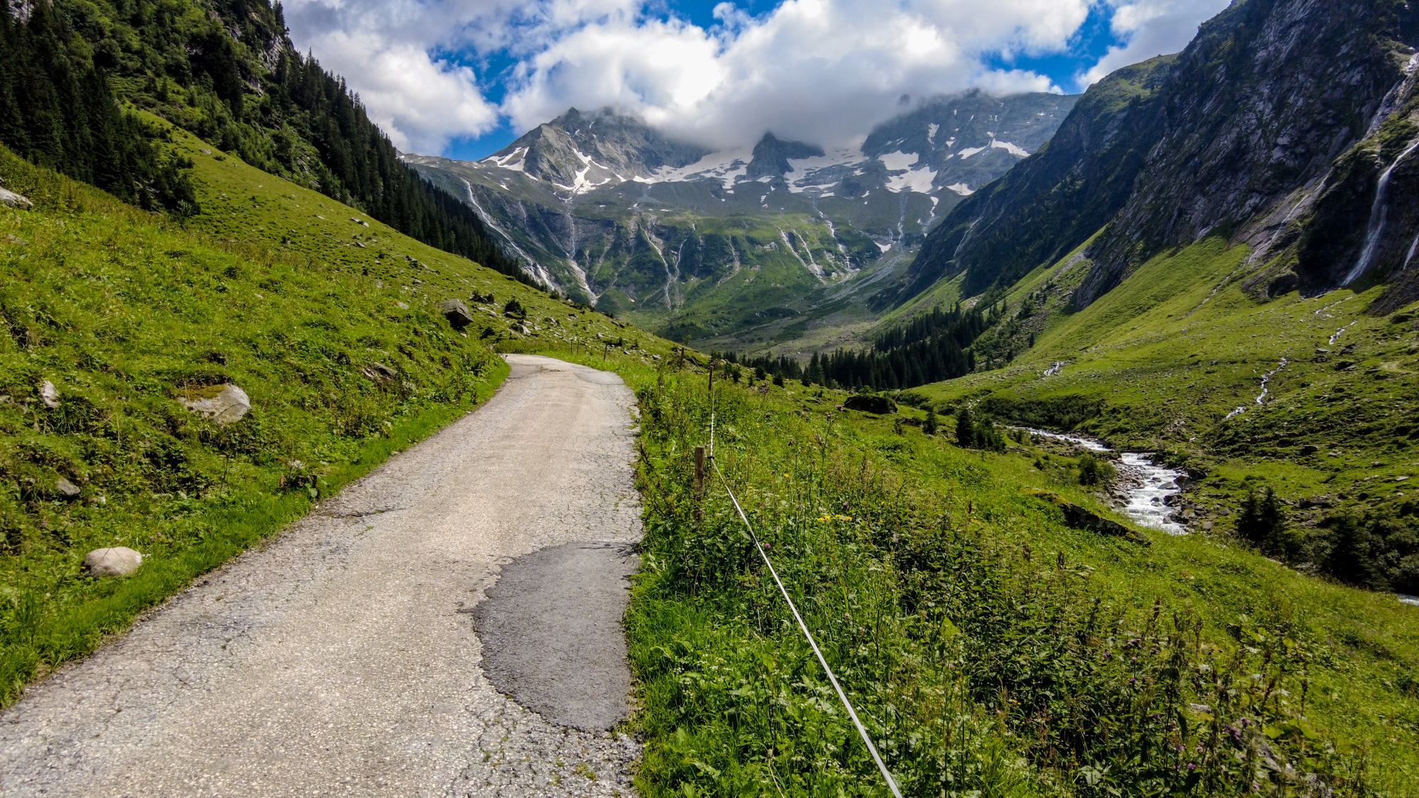 Chodník číslo 515 ďalej pokračuje ku Kasseler Hütte, ktorá je súčasťou Berliner Höhenweg.