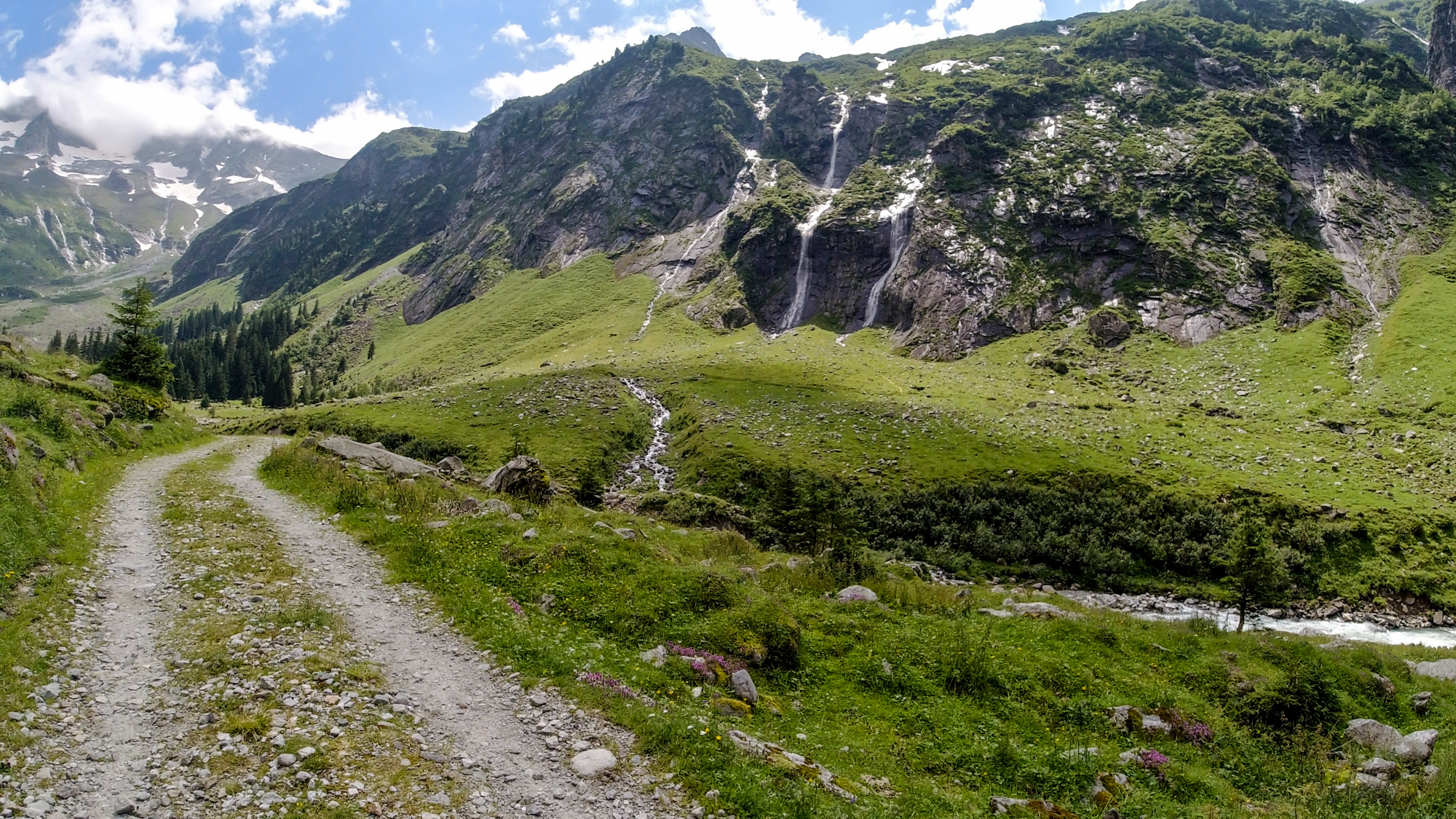 Kúsok za Grüne Wand Hütte končí asfaltka a scenérie sú ešte krajšie.