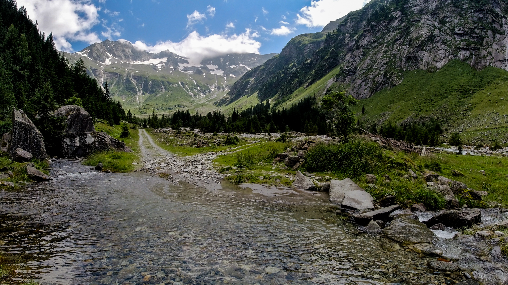 Uzáver doliny Stilluppgrund pod vrcholom Grüne Wand Spitze (2946 m).