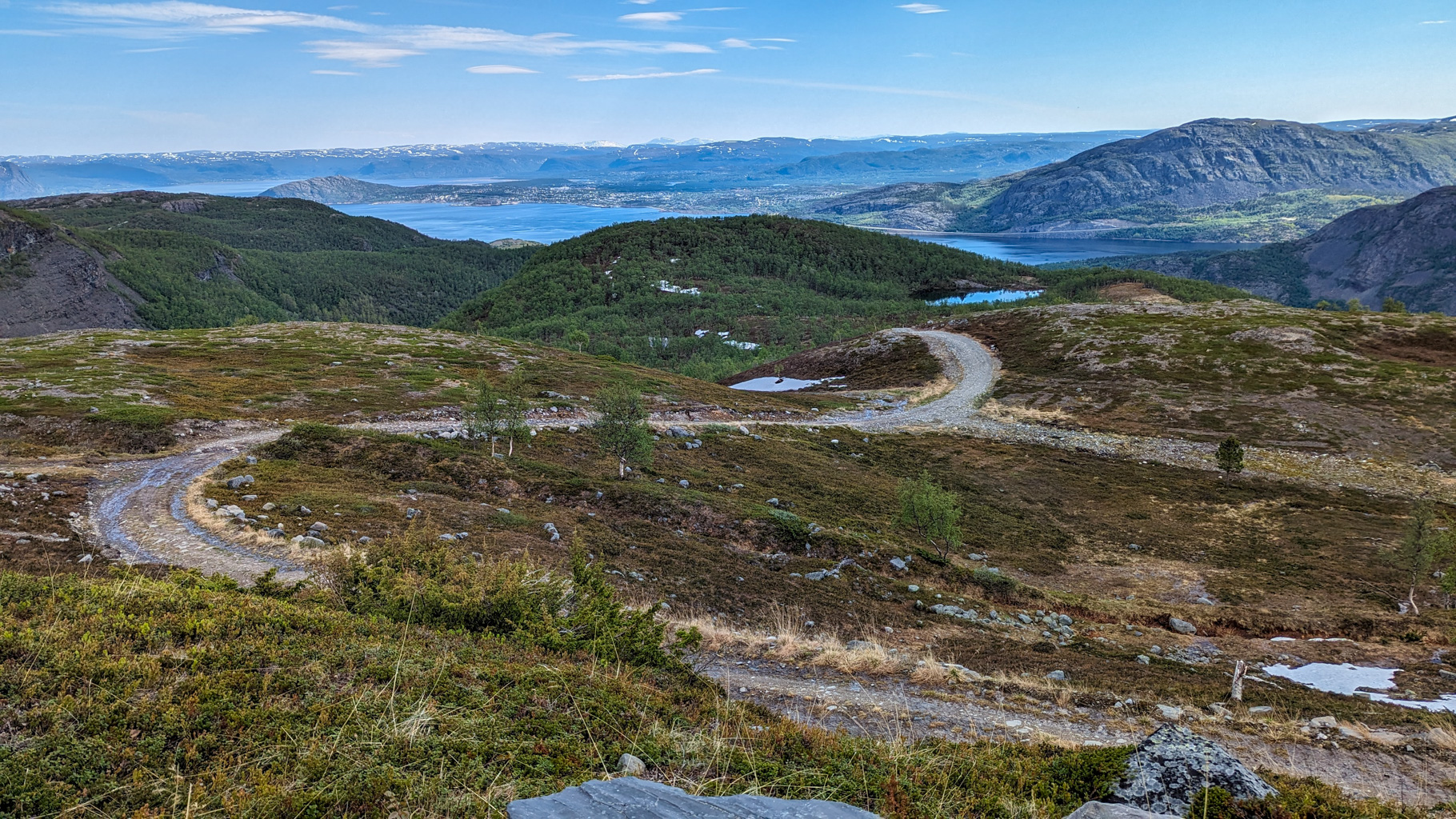Začiatok túry na Halddetoppen vedie po serpentínovom chodníku lesnatým údolím s výhľadom na fjord Altafjorden.
