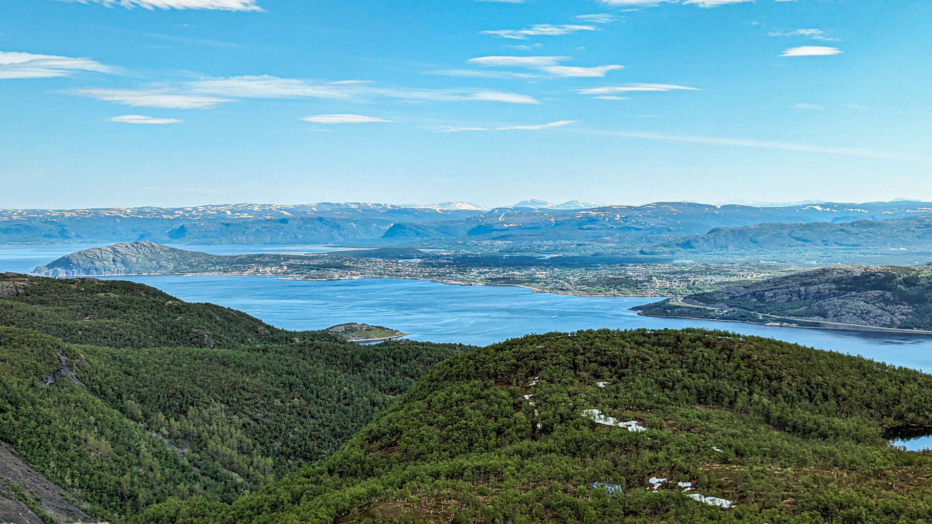 Pri pohľade späť je dobre vidieť mesto Alta obklopené fjordmi a horami.