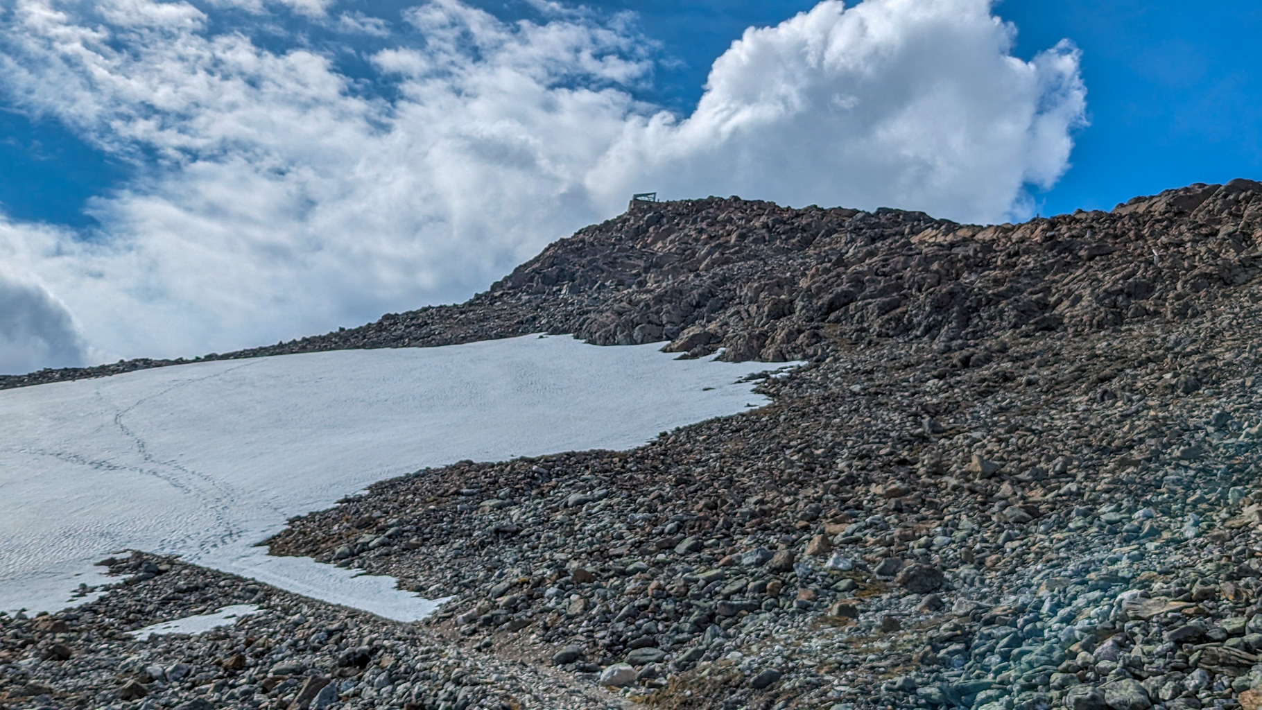 Z vrcholu Halddetoppen (904 m n. m.) je krásny výhľad na severské pohorie a pobrežie Finnmarku.