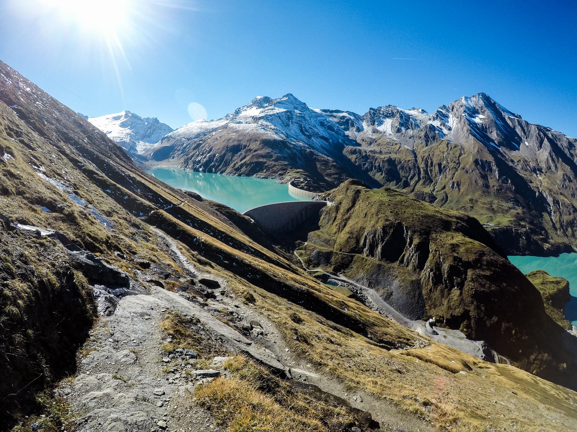 Cestou dole sa dá kochať pohľadmi na priehrady alebo vrchy Kitzsteinhorn, Hocheiser, Greißkogel či Hohe Riffl.