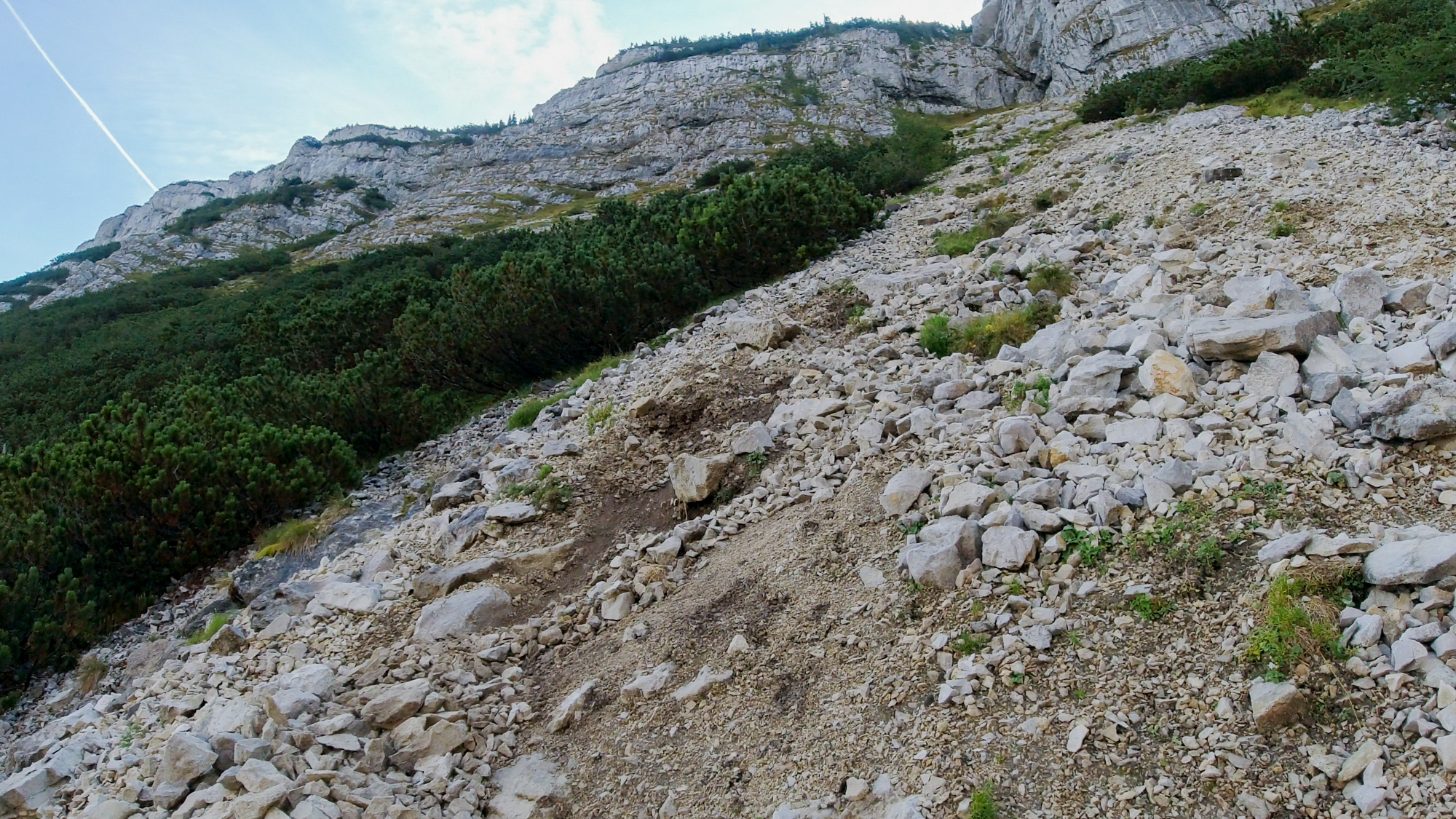 Cesta k ferrate vedie po suti kameňov v prudkom stúpaní.