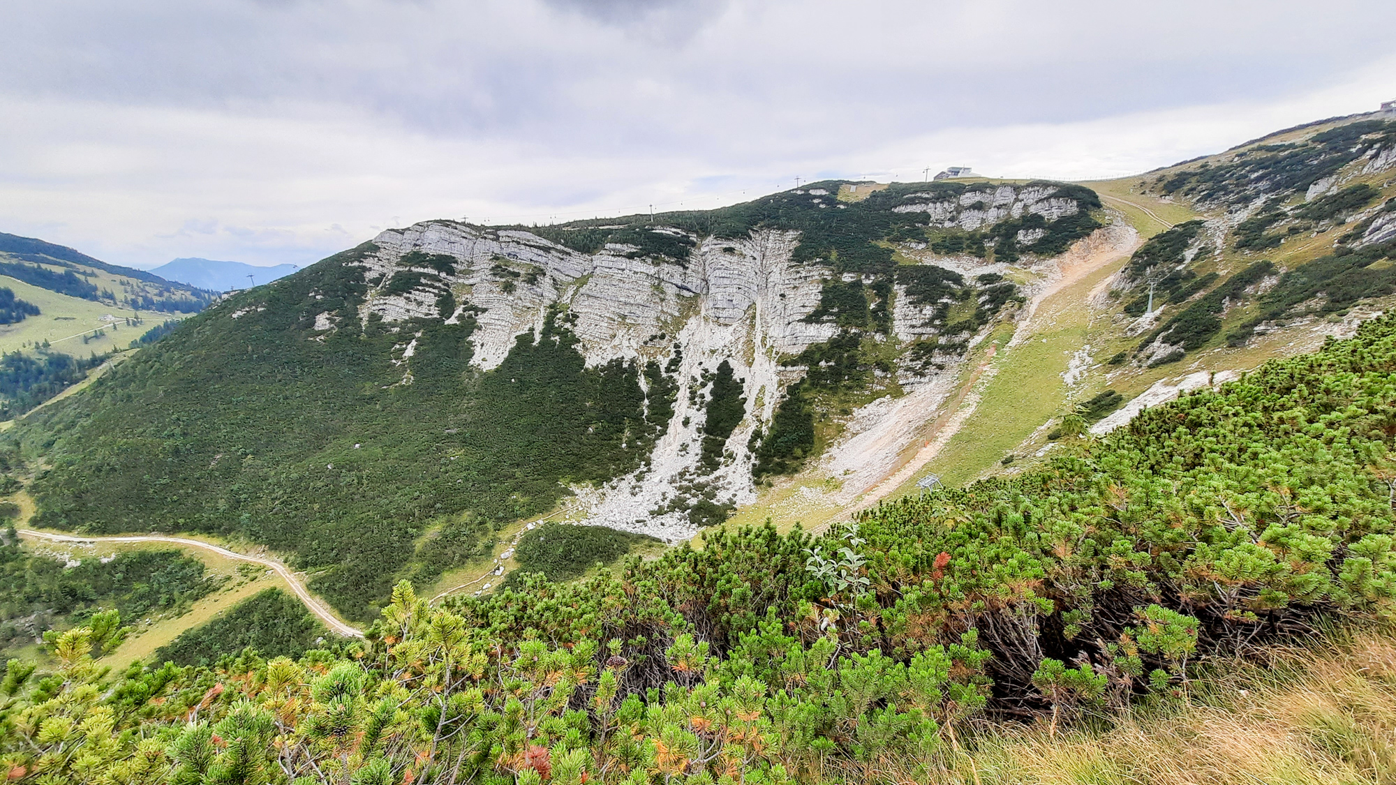 Pohľad na celú trasu via ferraty Heli-kraft pri zostupe.