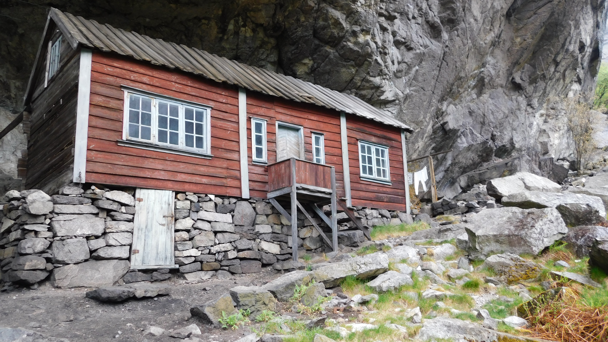 Historické domčeky pod skalou zo začiatku 18. storočia