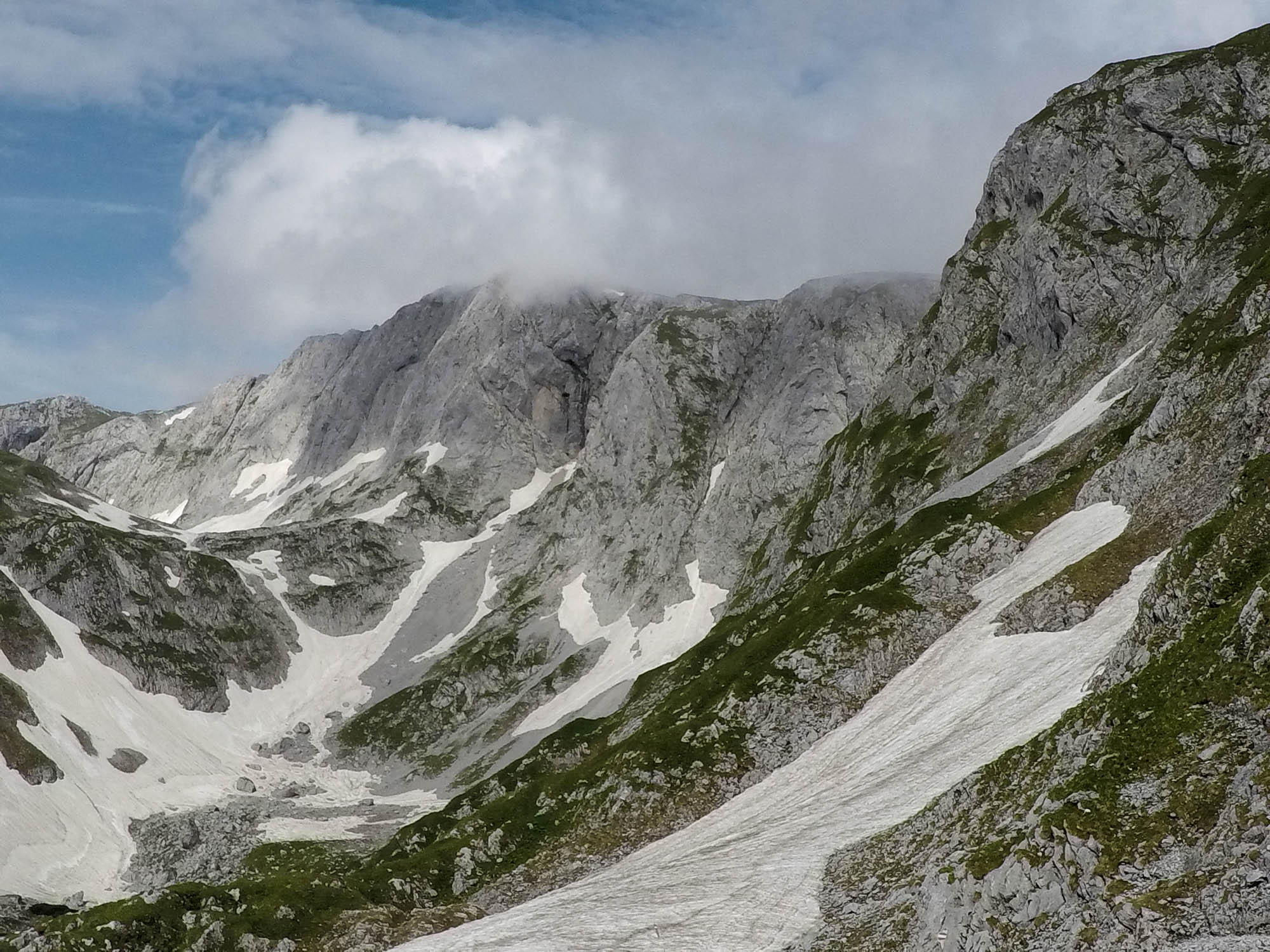 Vrchol Hochschwab nachvíľu zahalili mraky. Stúpanie pod vrcholom Rotgangkogel.