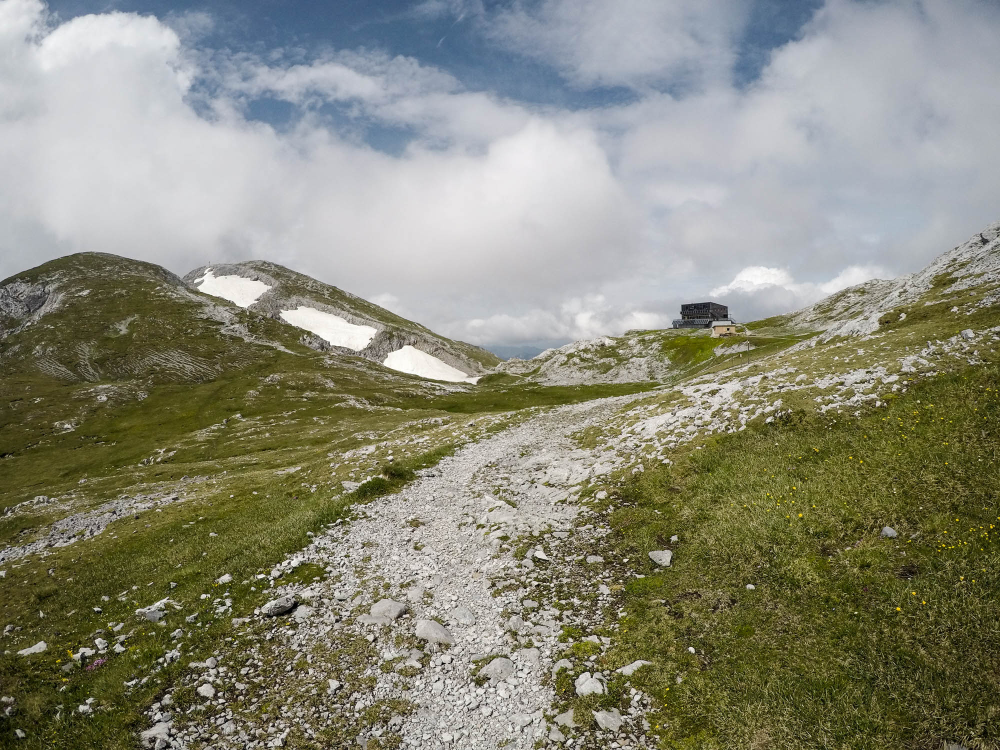 Po necelých štyroch hodinách cesty sa objavila chata Schiestlhaus vo výške 2153 m.