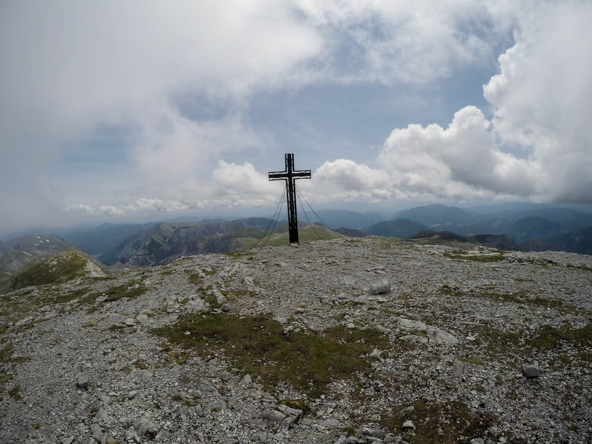 Na vrchole Hochschwab vo výške 2277 m je veľký kríž.